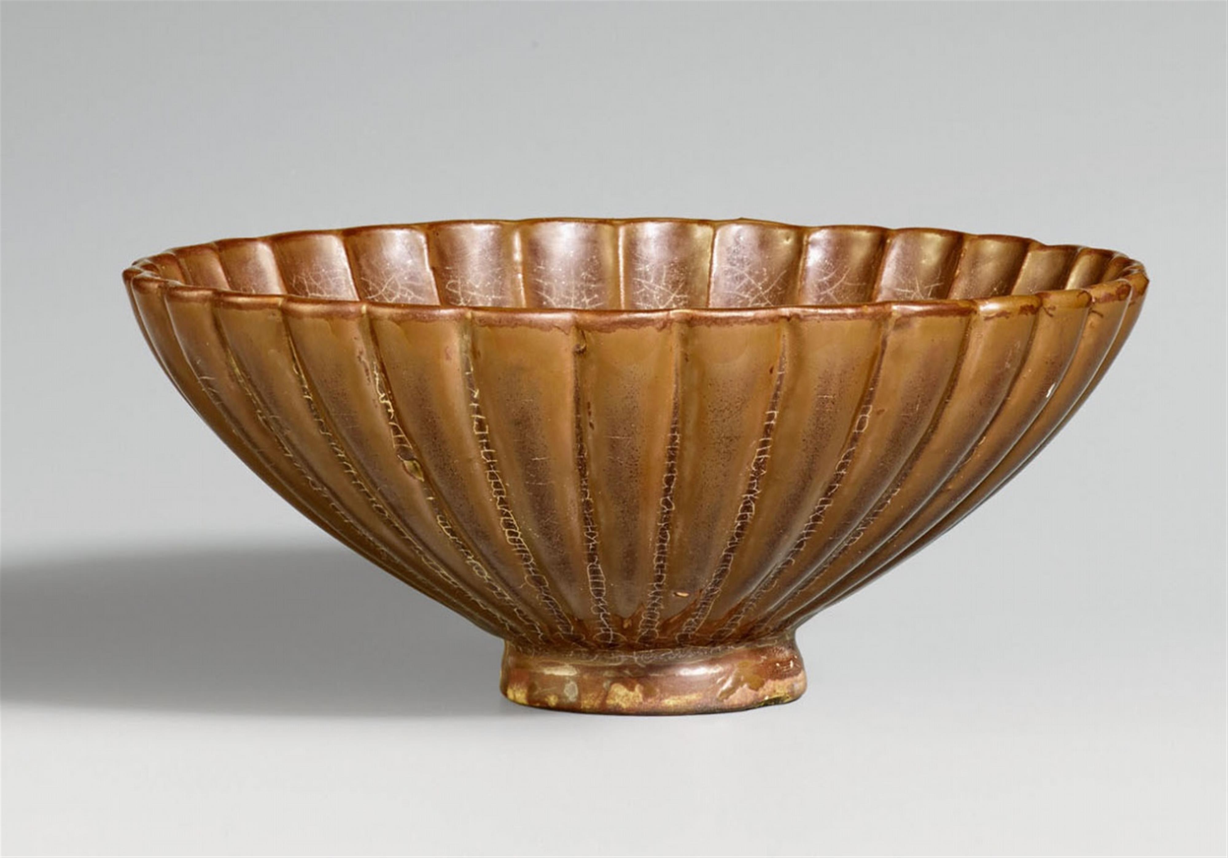 A brown-glazed chrysanthemum bowl - image-1