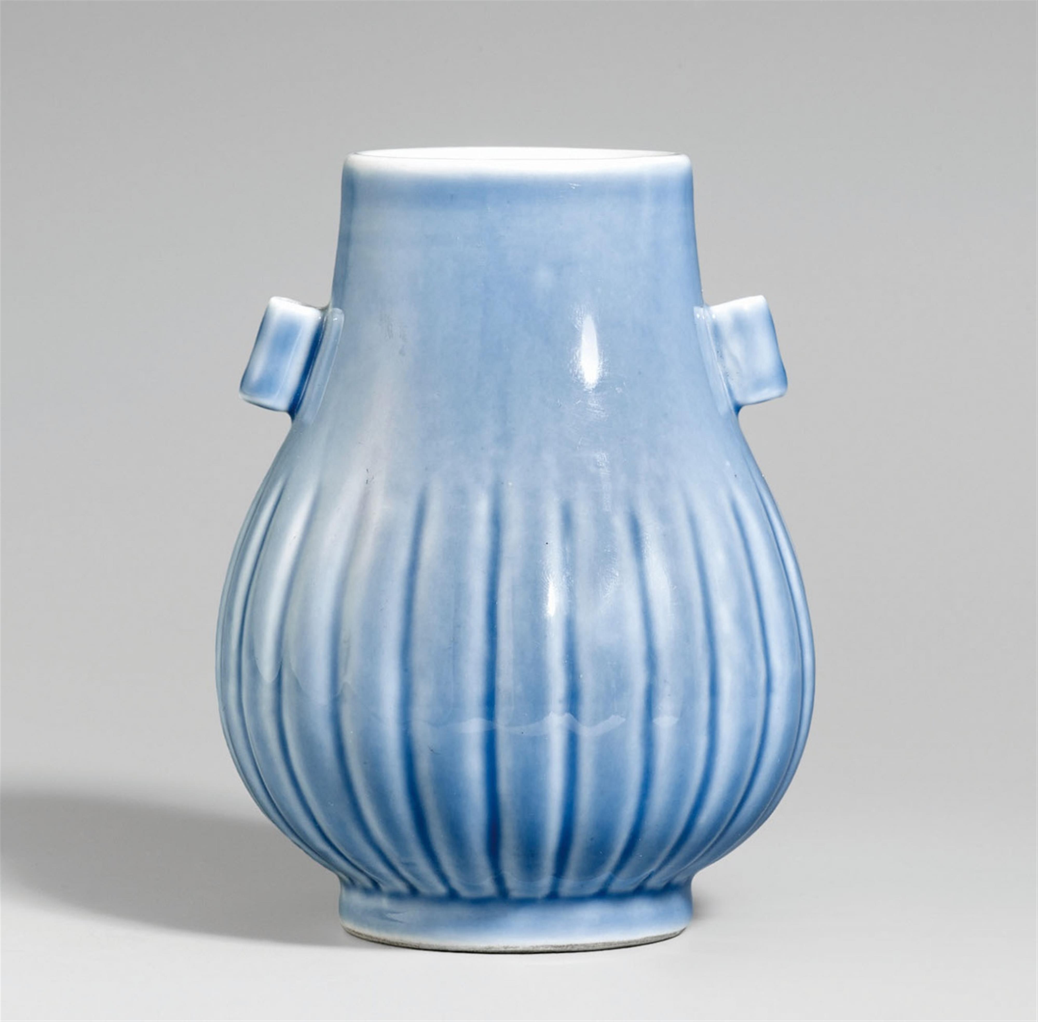 Hellblau-glasierte hu-Vase. Republik-Zeit (1912-1949) - image-1