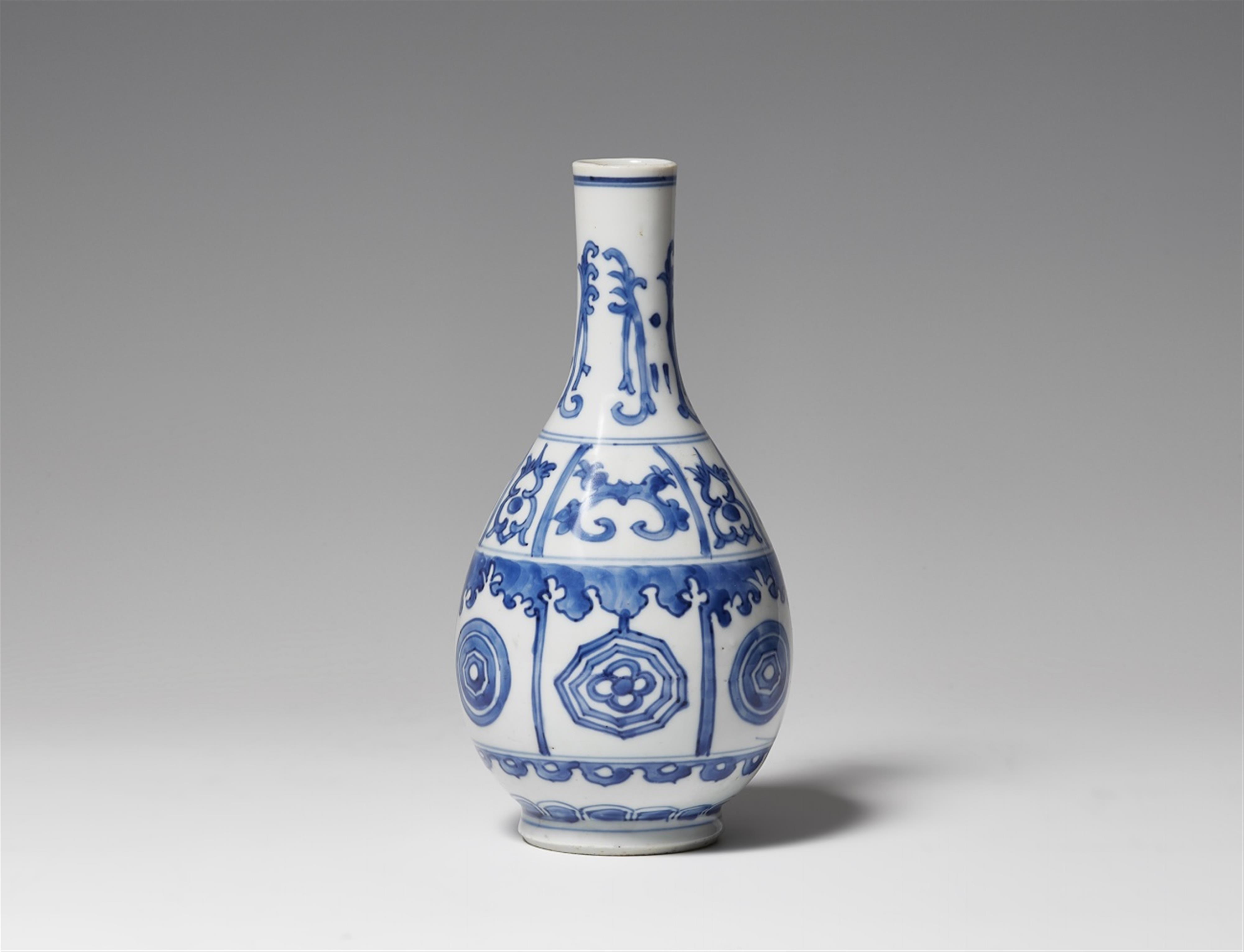 A blue and white vase. 17th century - image-1