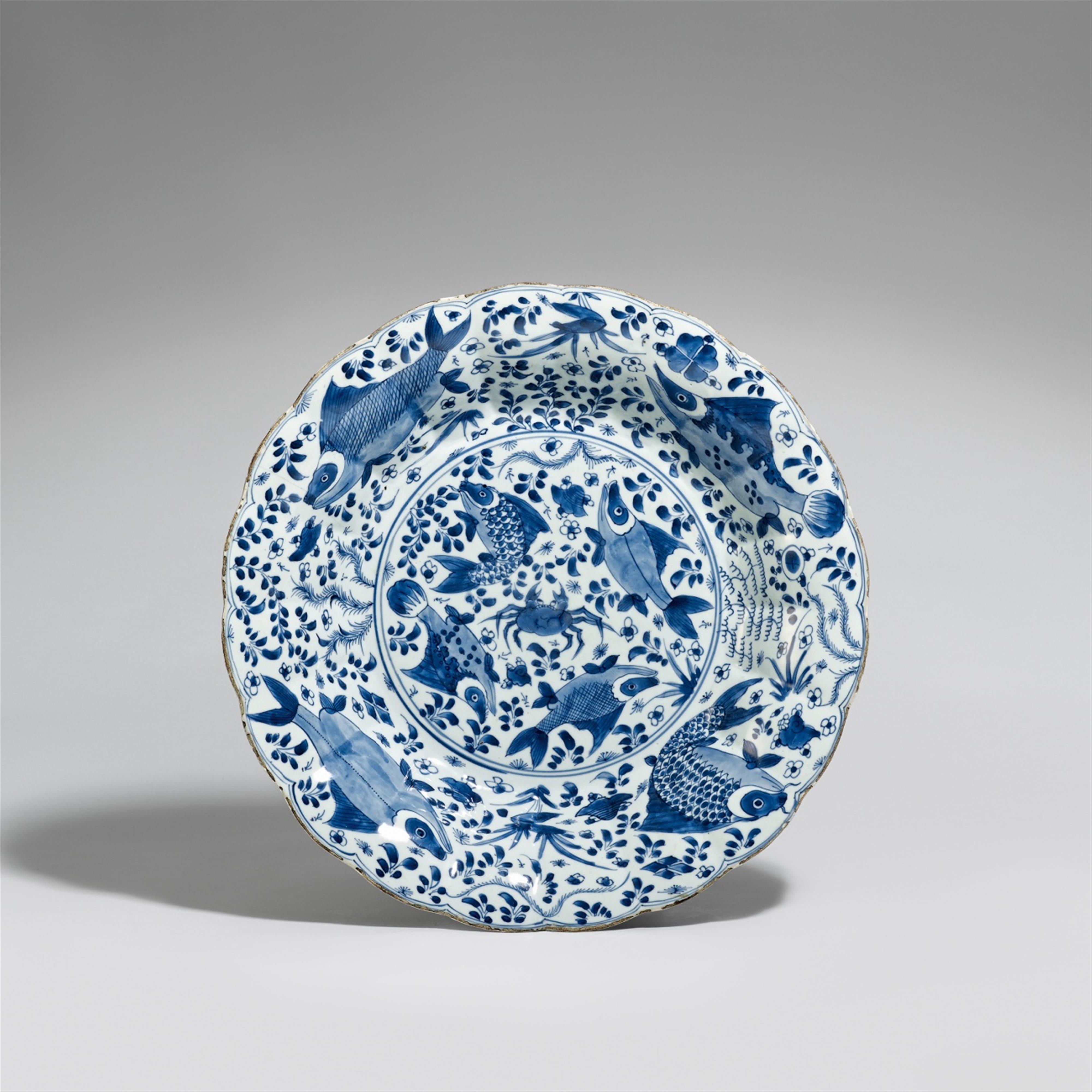 Blau-weißer Teller mit Fischdekor. Kangxi-Periode (1662-1722) - image-2