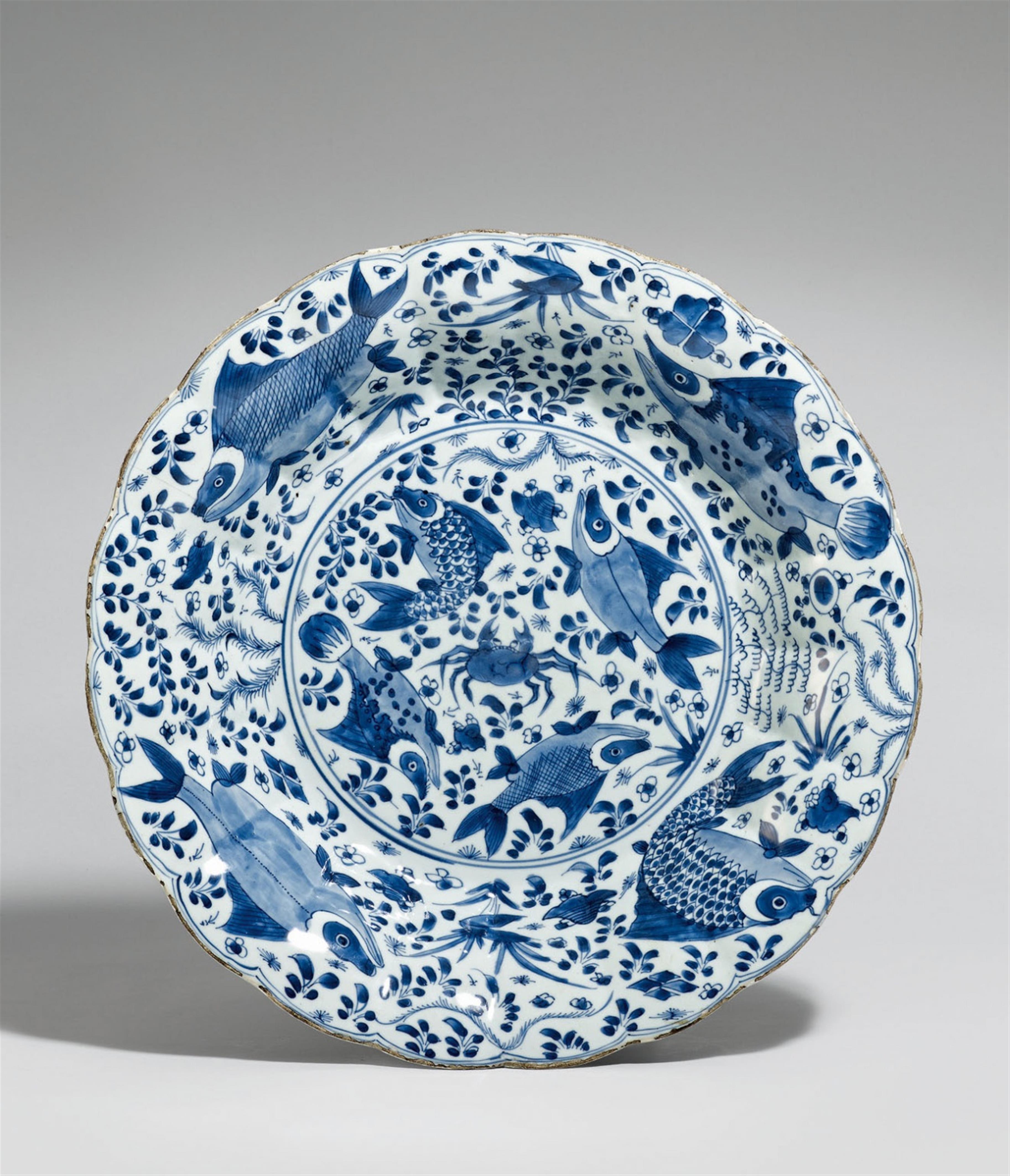 Blau-weißer Teller mit Fischdekor. Kangxi-Periode (1662-1722) - image-1