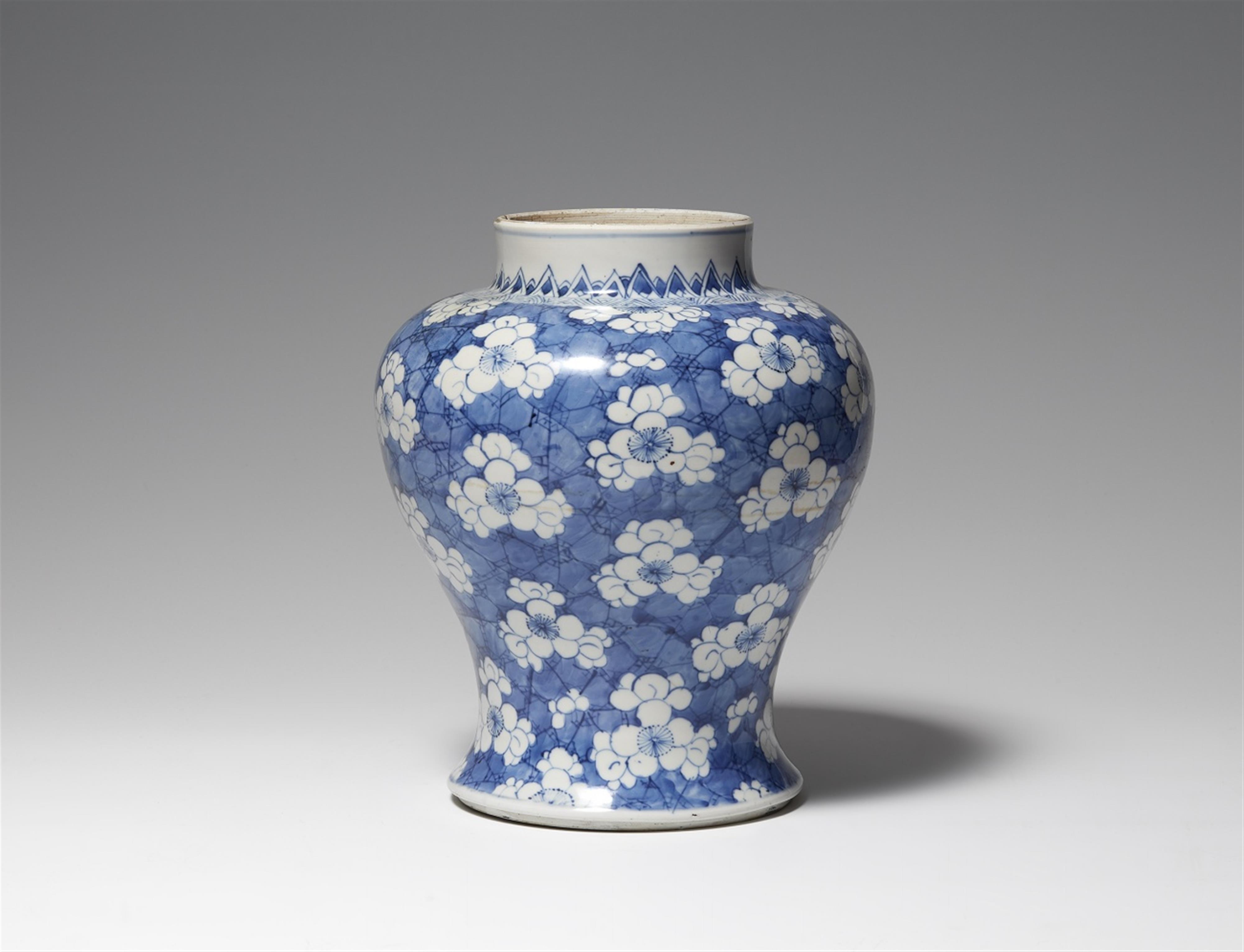 A blue and white 'cracked ice' baluster vase. Kangxi period (1662-1722) - image-1