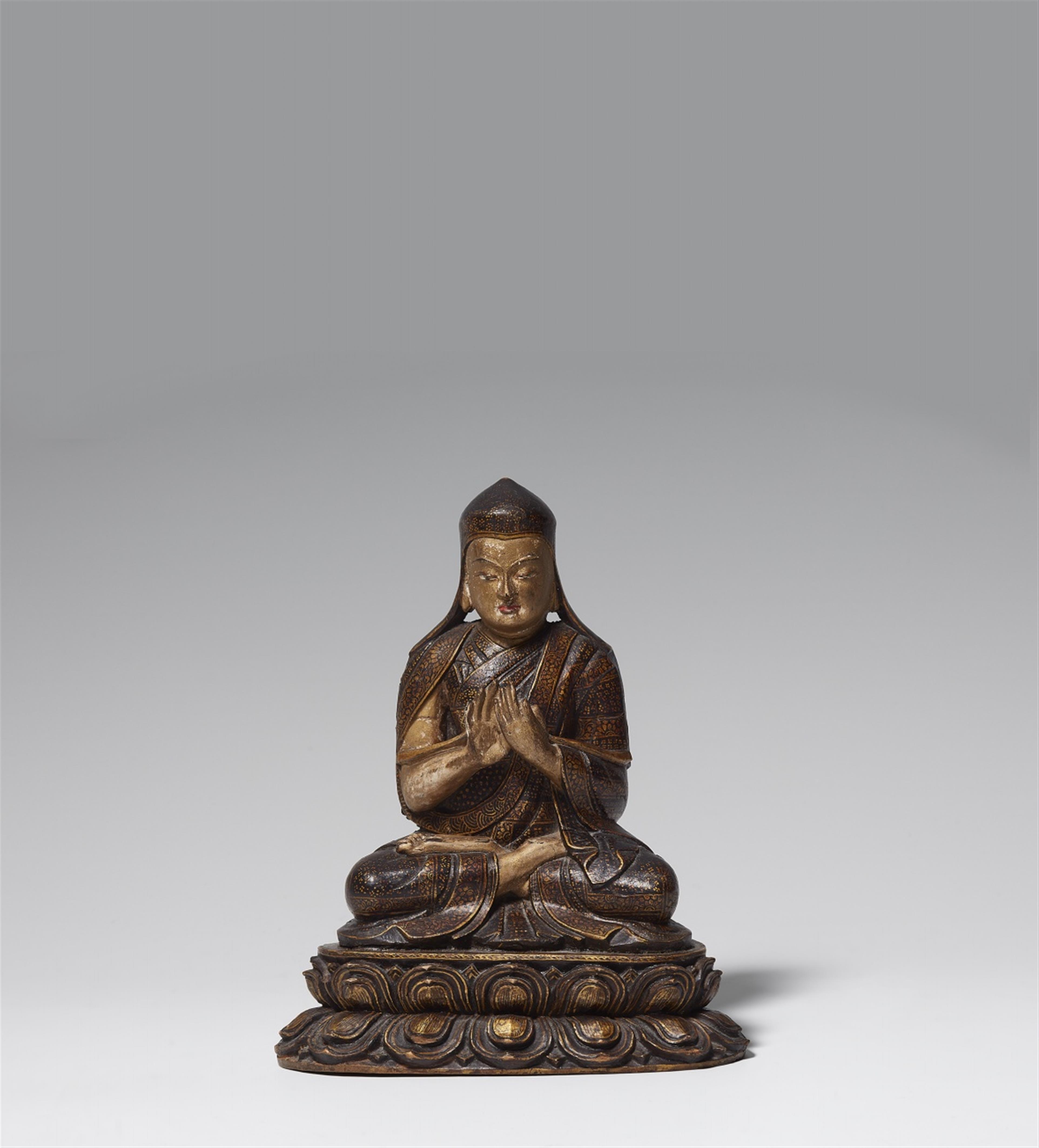 Sehr fein gearbeitete Figur eines Sakya lamas, wohl Künga Gyeltshen (1182-1251). Holz, bemalt. Tibet. 15./16. Jh. - image-1
