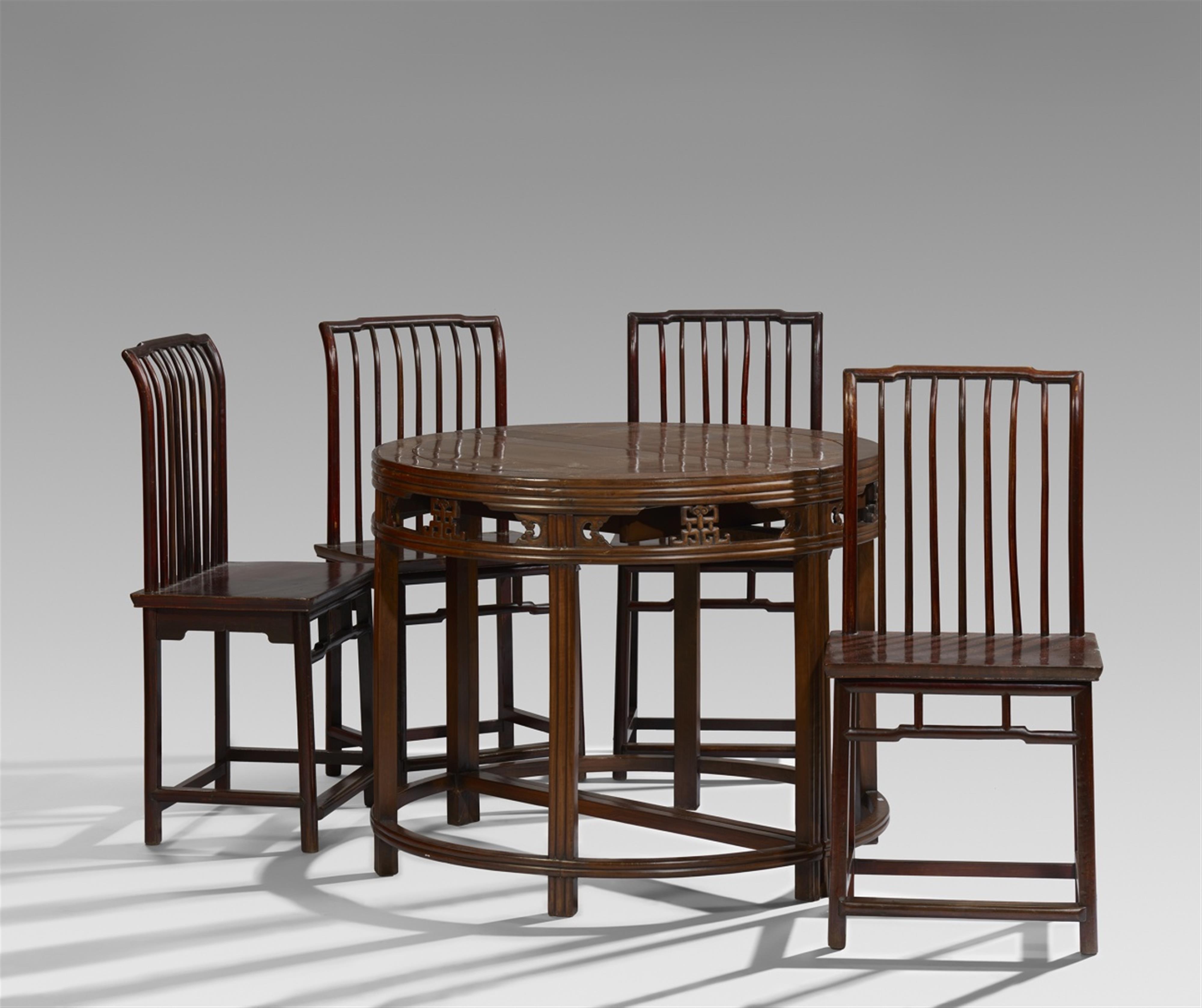 Two semicircular hardwood console tables, joined together, and four chairs. 19th/20th century - image-2