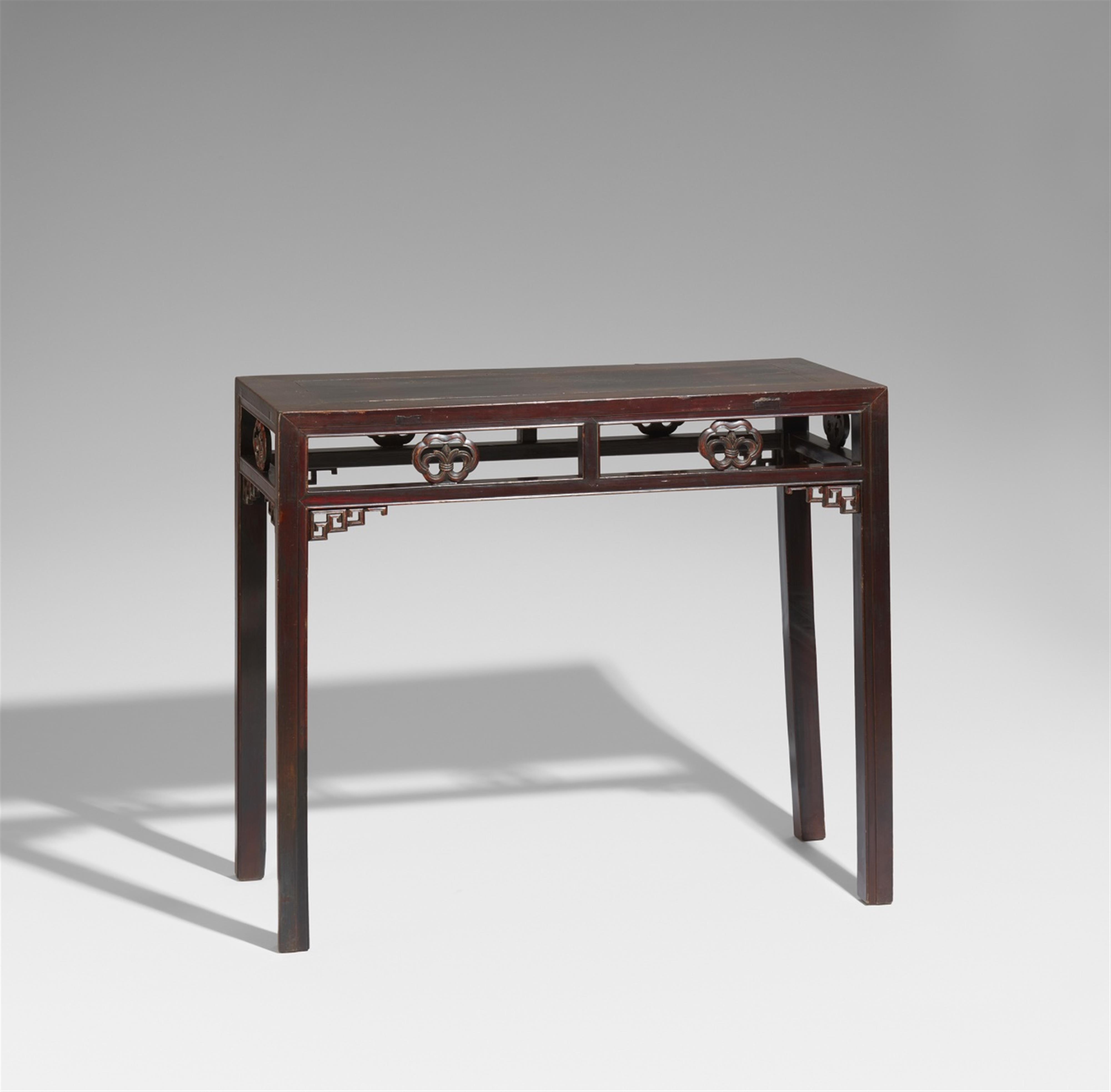 A lacquered jumu wood table. 19th century - image-2