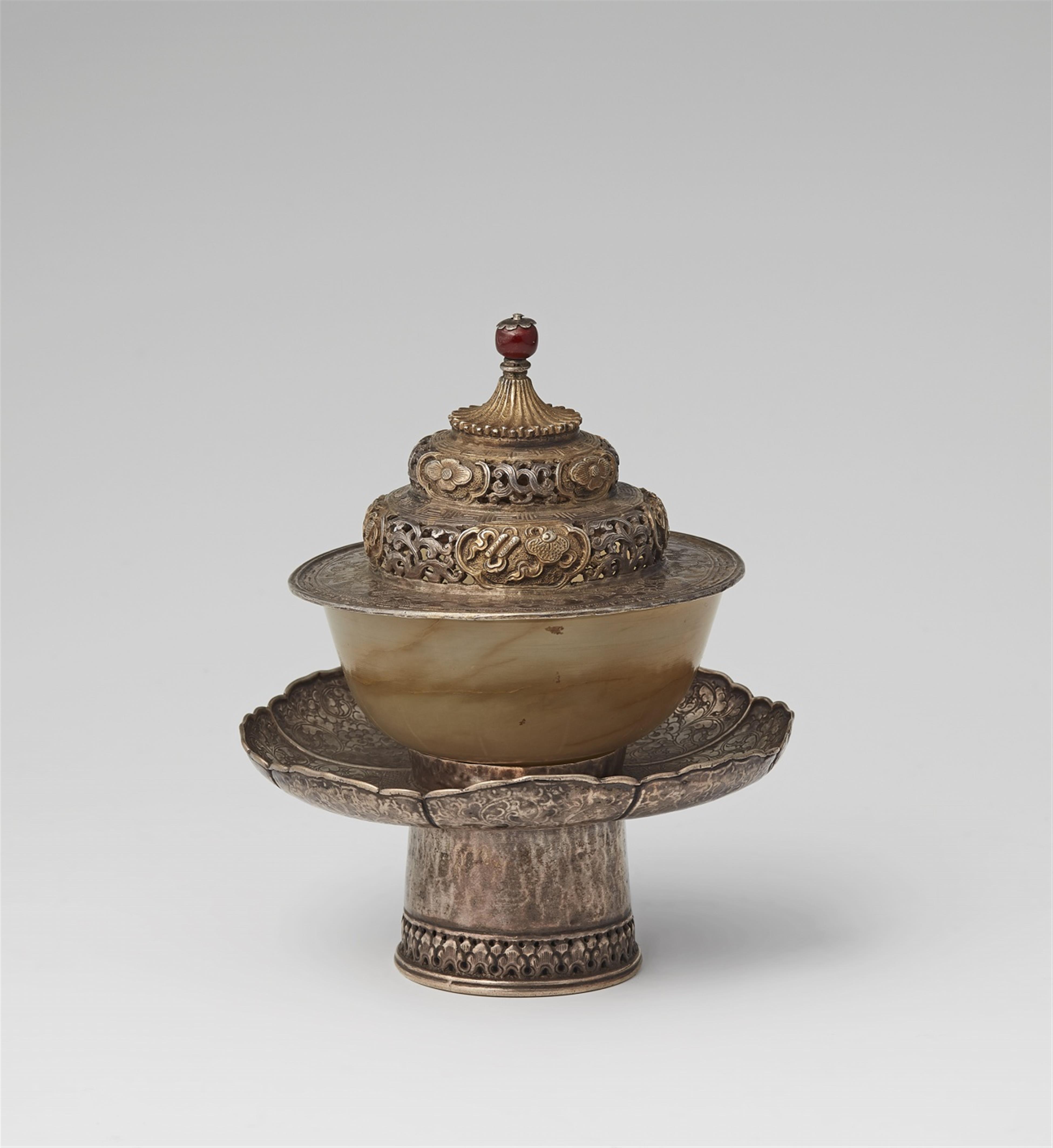 Jade-Teeschale mit Silberstand und -deckel. Tibet - image-1