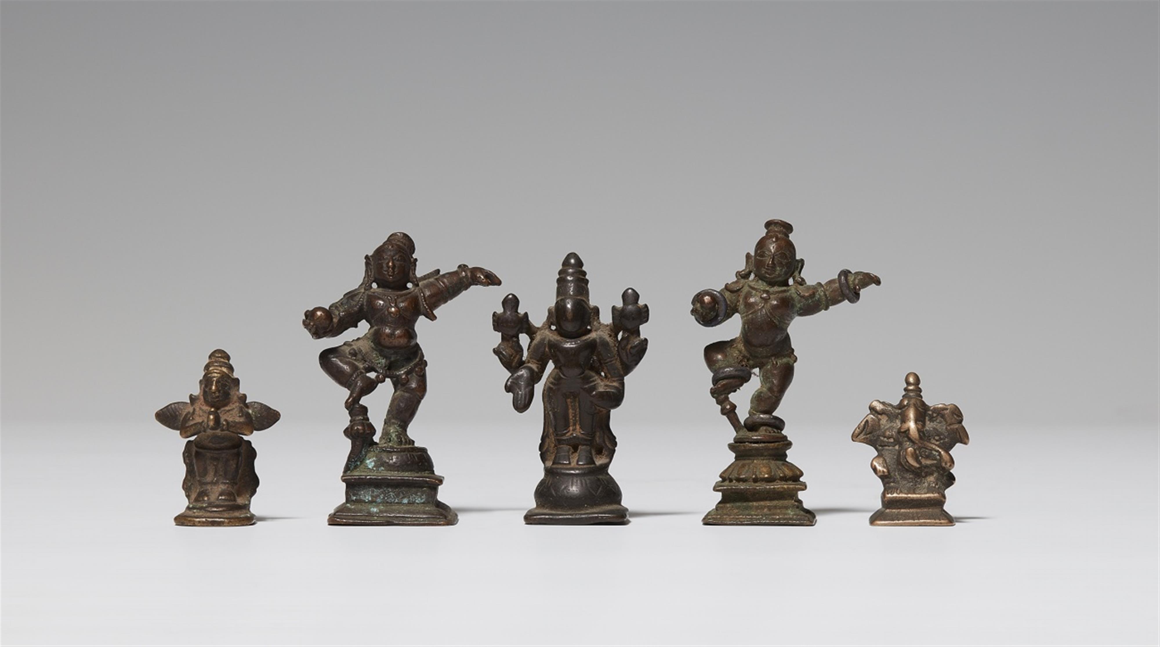 Fünf kleine Figuren. Kupferlegierungen. Südindien. 16./20. Jh. - image-1