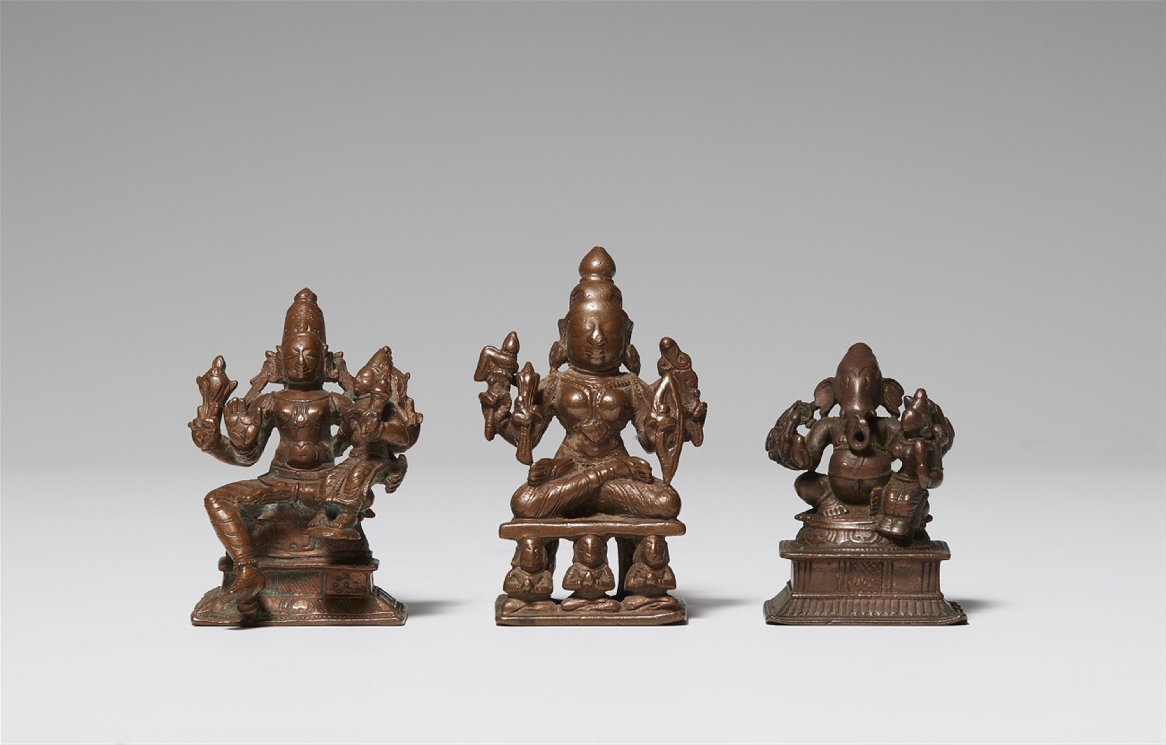 Drei Figuren. Kupferlegierungen. Südindien. 19./20. Jh. - image-1