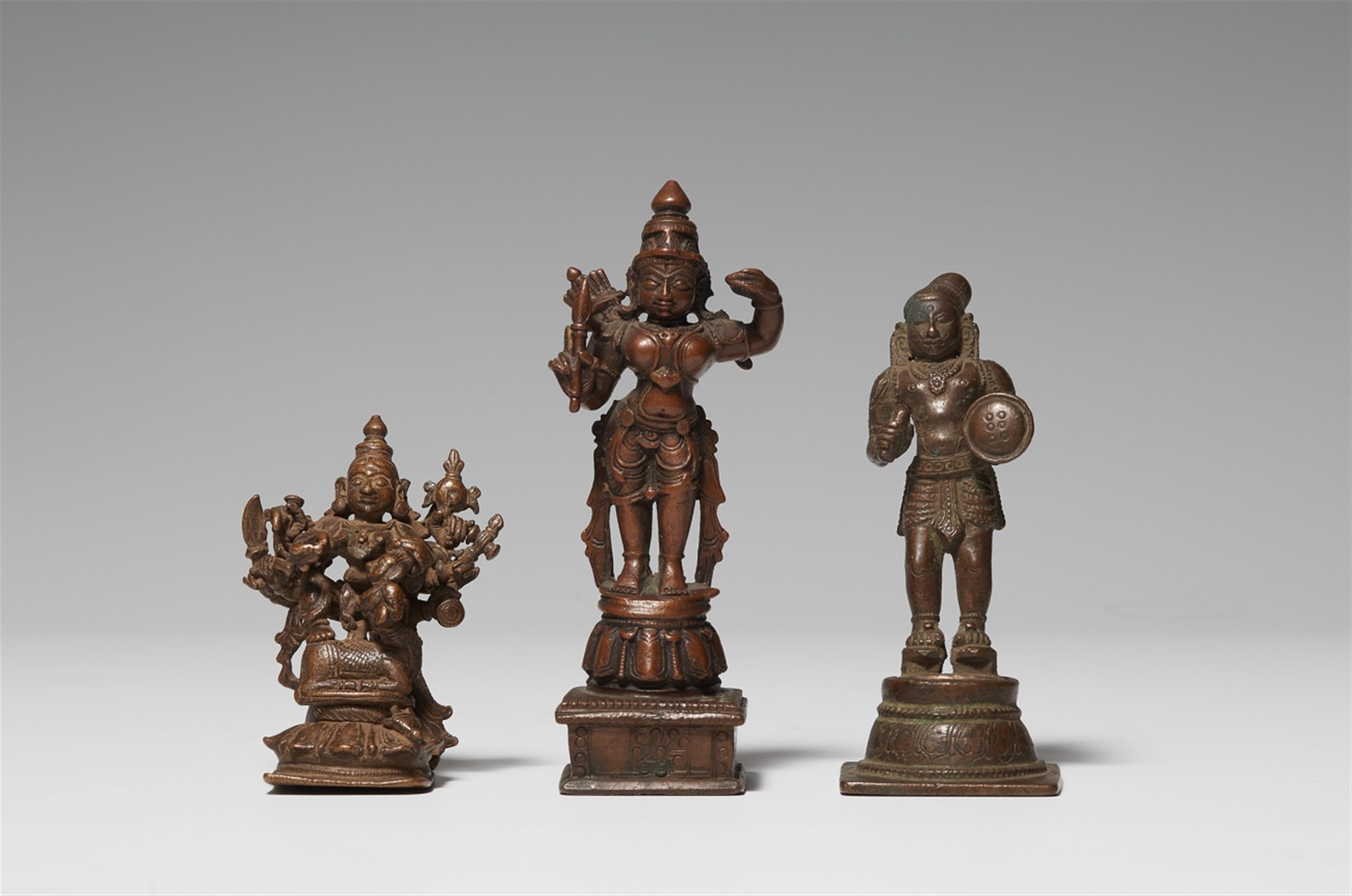 Drei Figuren. Kupferlegierung. Südindien. 19./20. Jh. - image-1