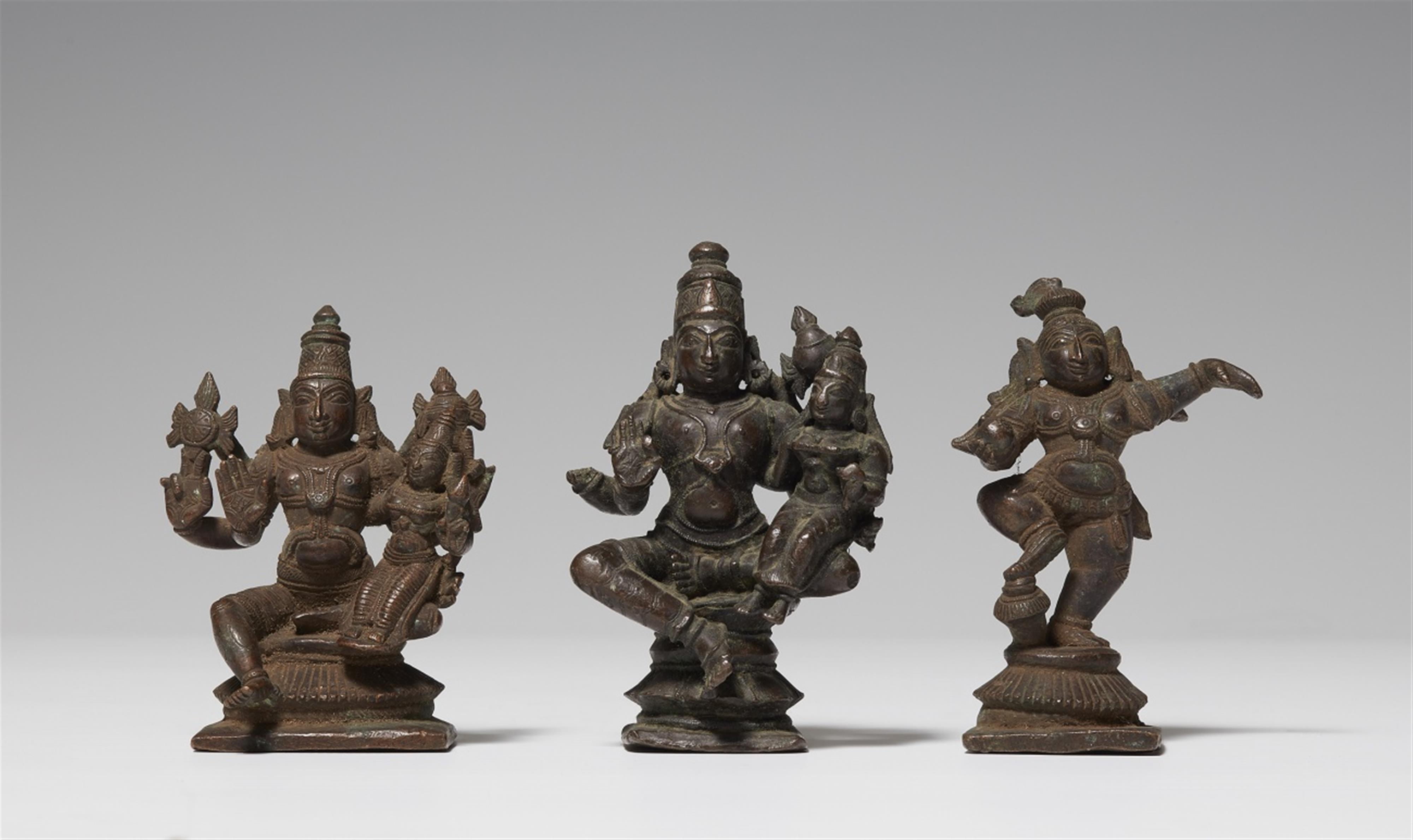Drei Figuren. Kupferlegierungen. Südindien. 20. Jh. - image-1