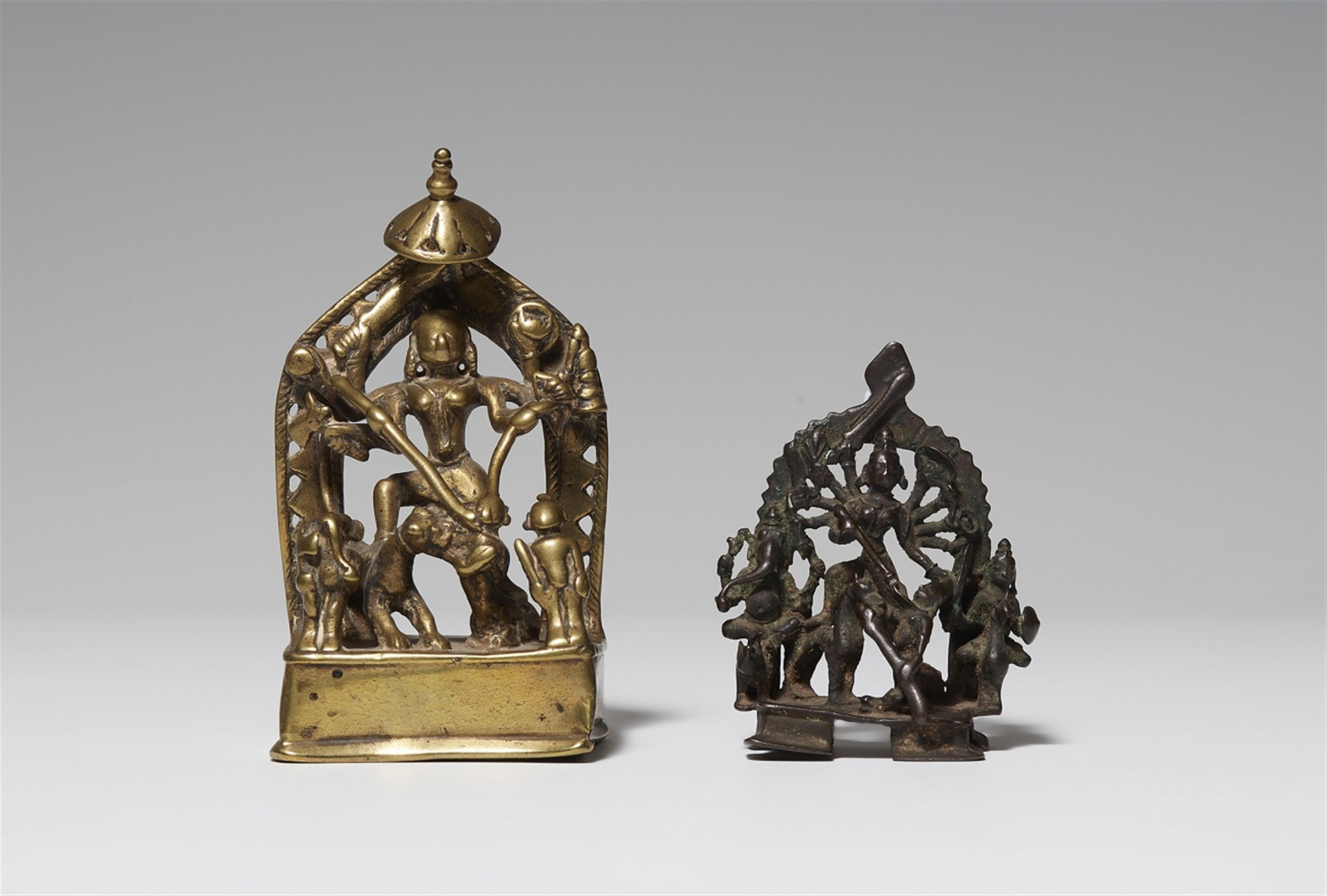 Zwei Altäre der achtarmigen Durga. Bronze. 14. Jh. und später - image-1