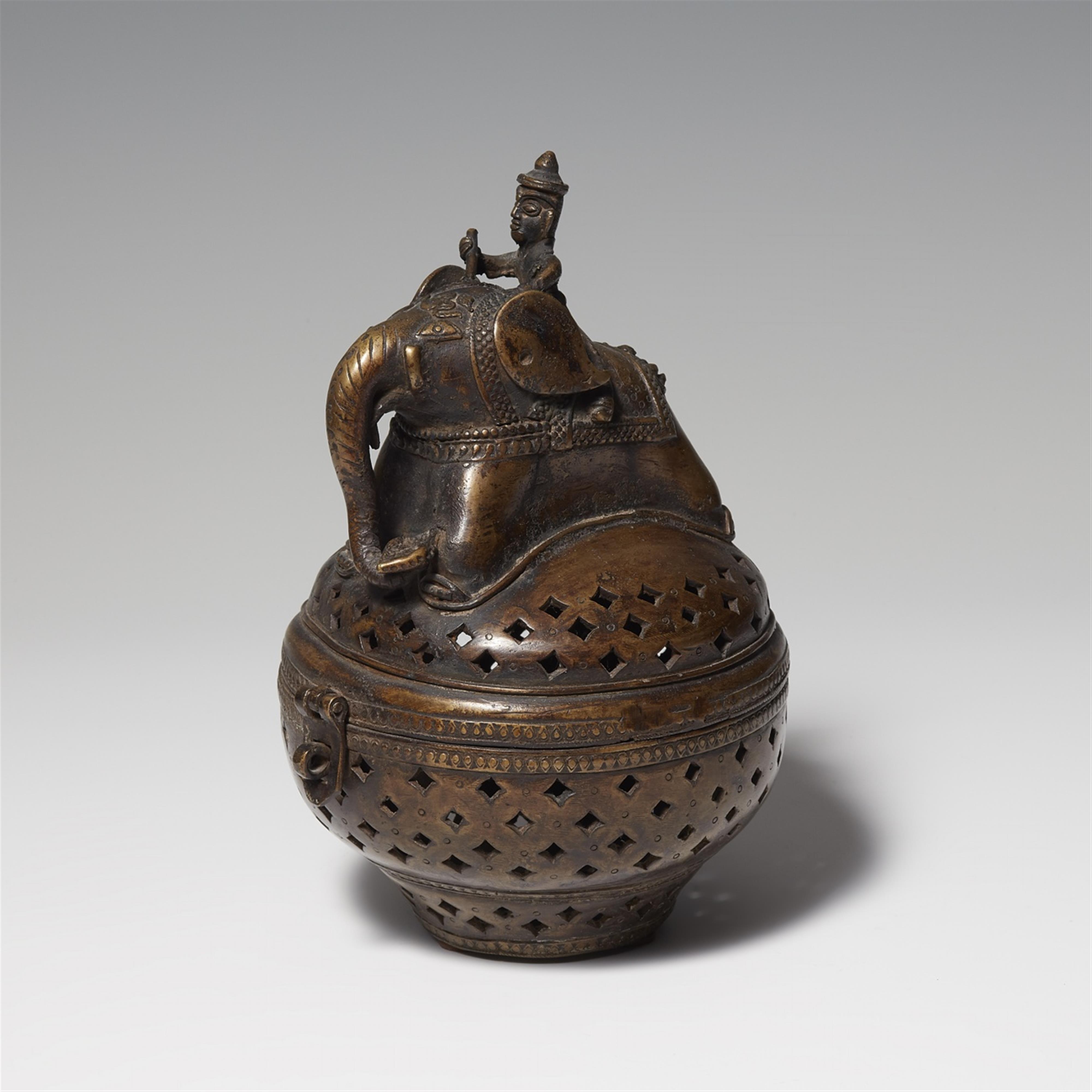 A probably Rajasthani bronze spherical container. 19th/20th century - image-1