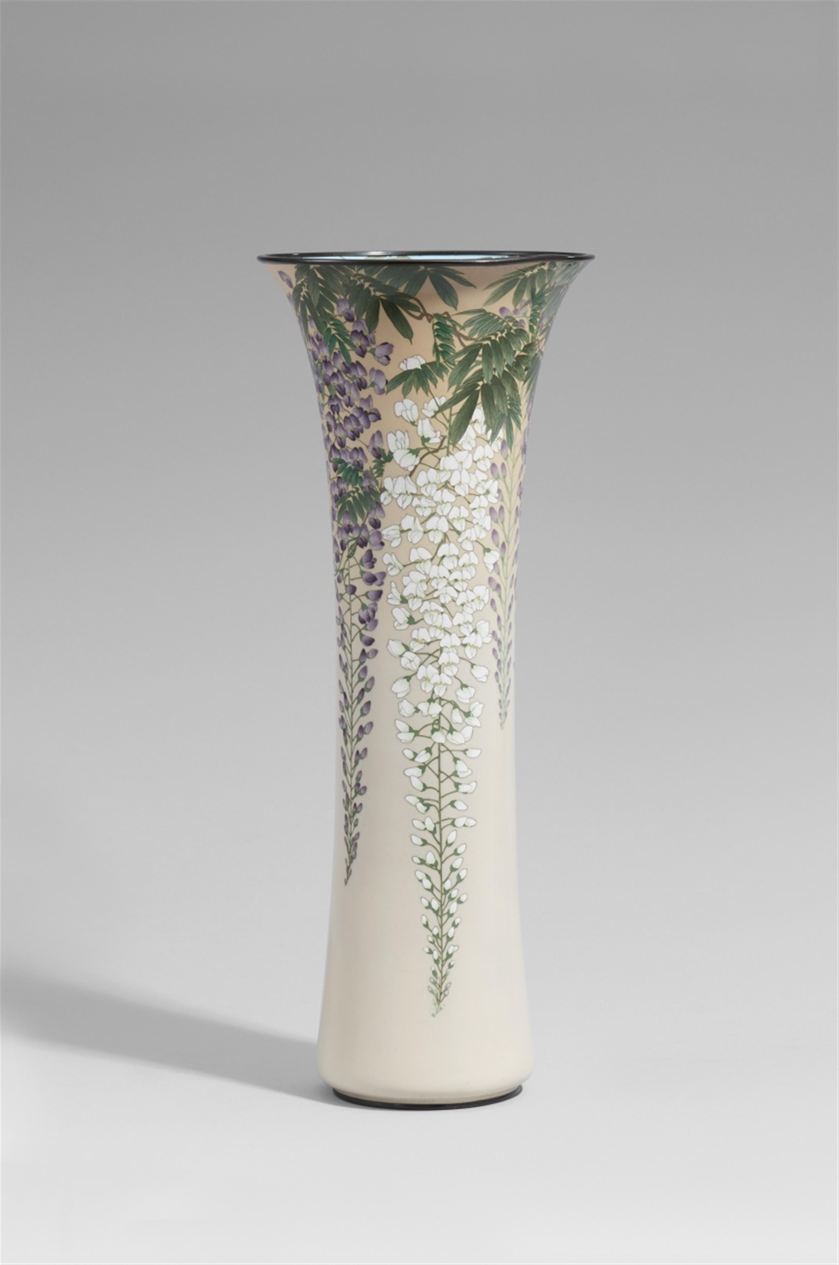 A tall and slender Andô cloisonné enamel vase. Around 1900 - image-1