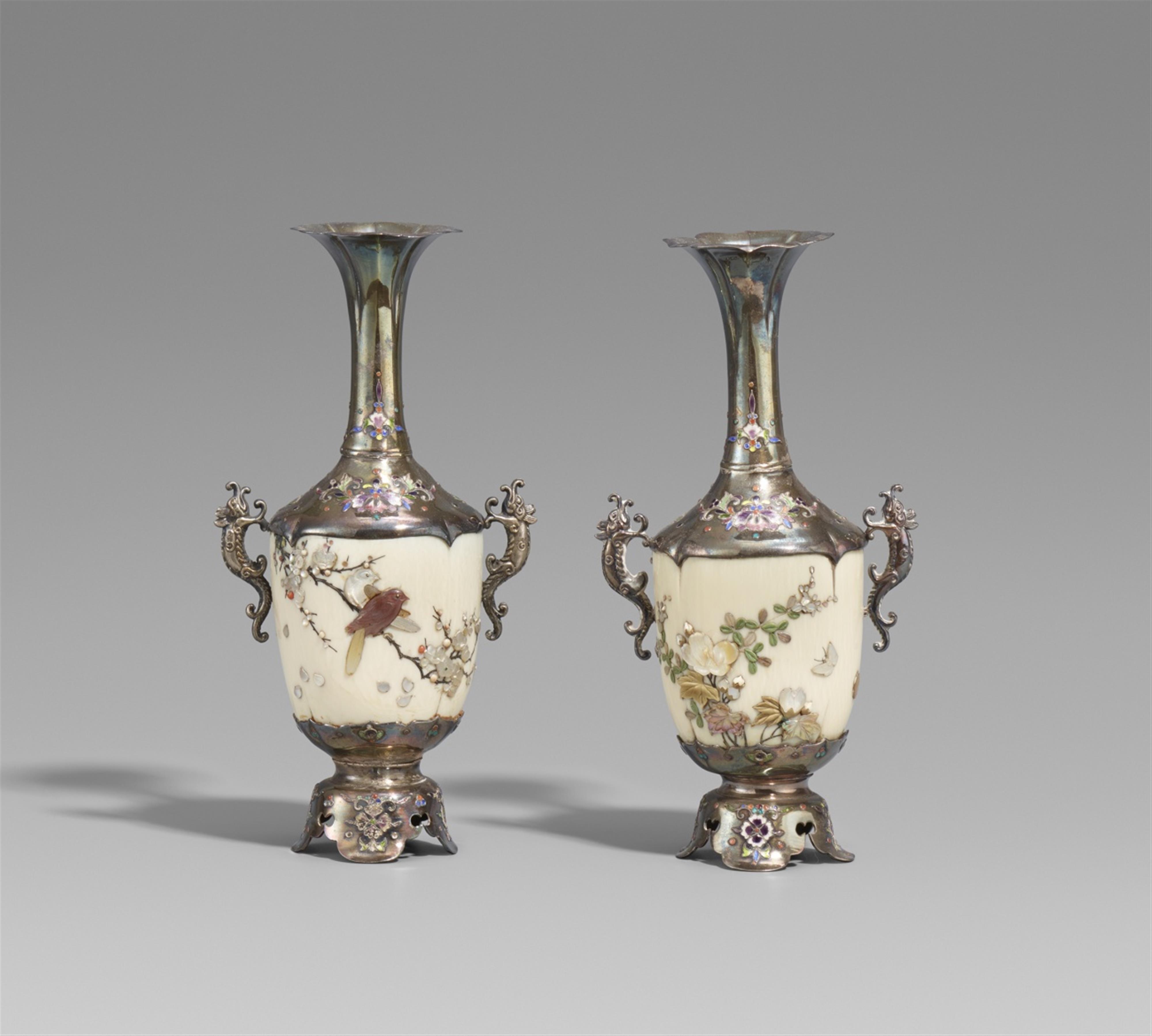 Paar Shibayama-Vasen. Silber und Elfenbein. Spätes 19. Jh. - image-1