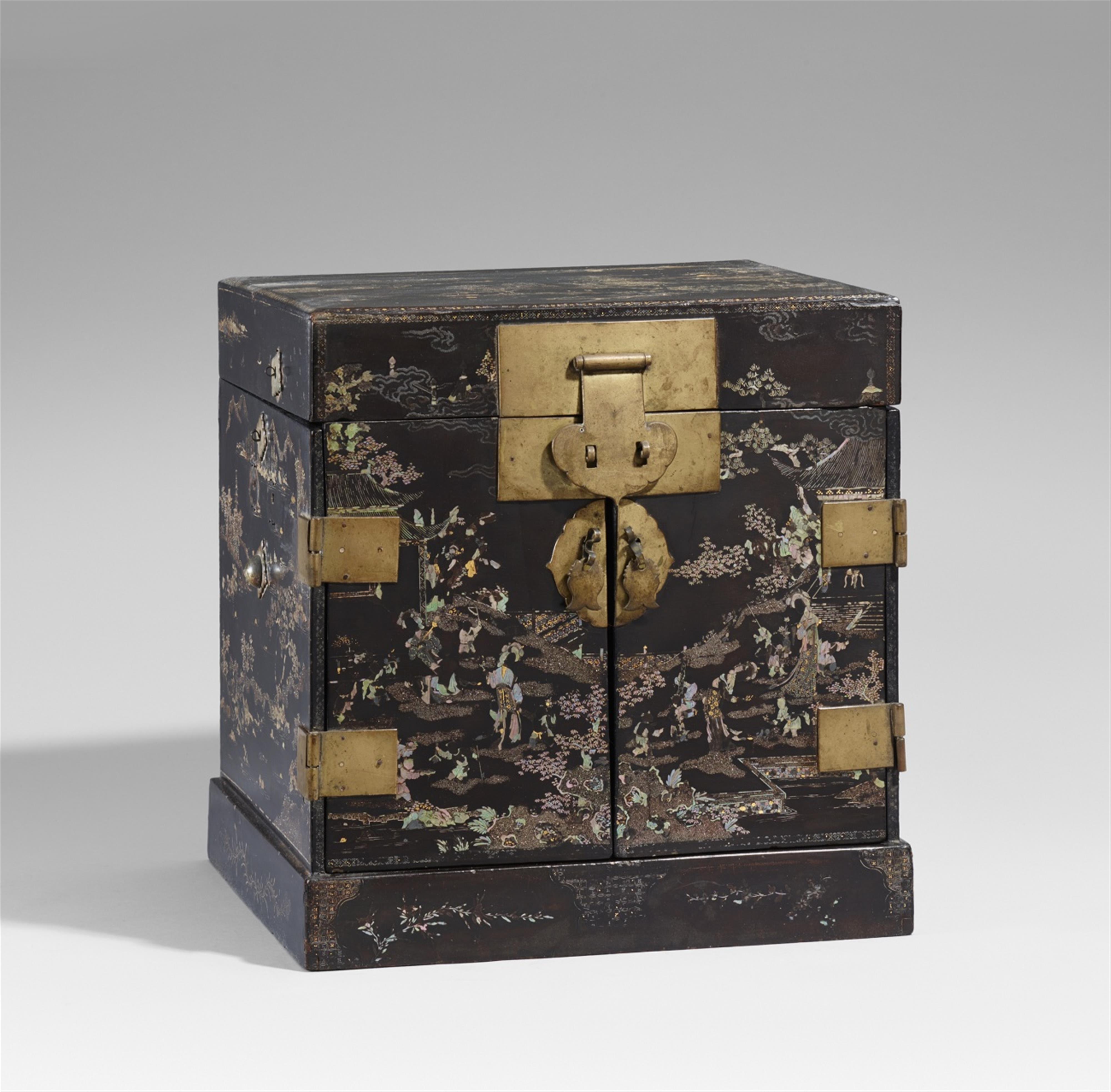 An inlaid black lacquer seal chest. China, 17th century or Ryûkyû - image-1