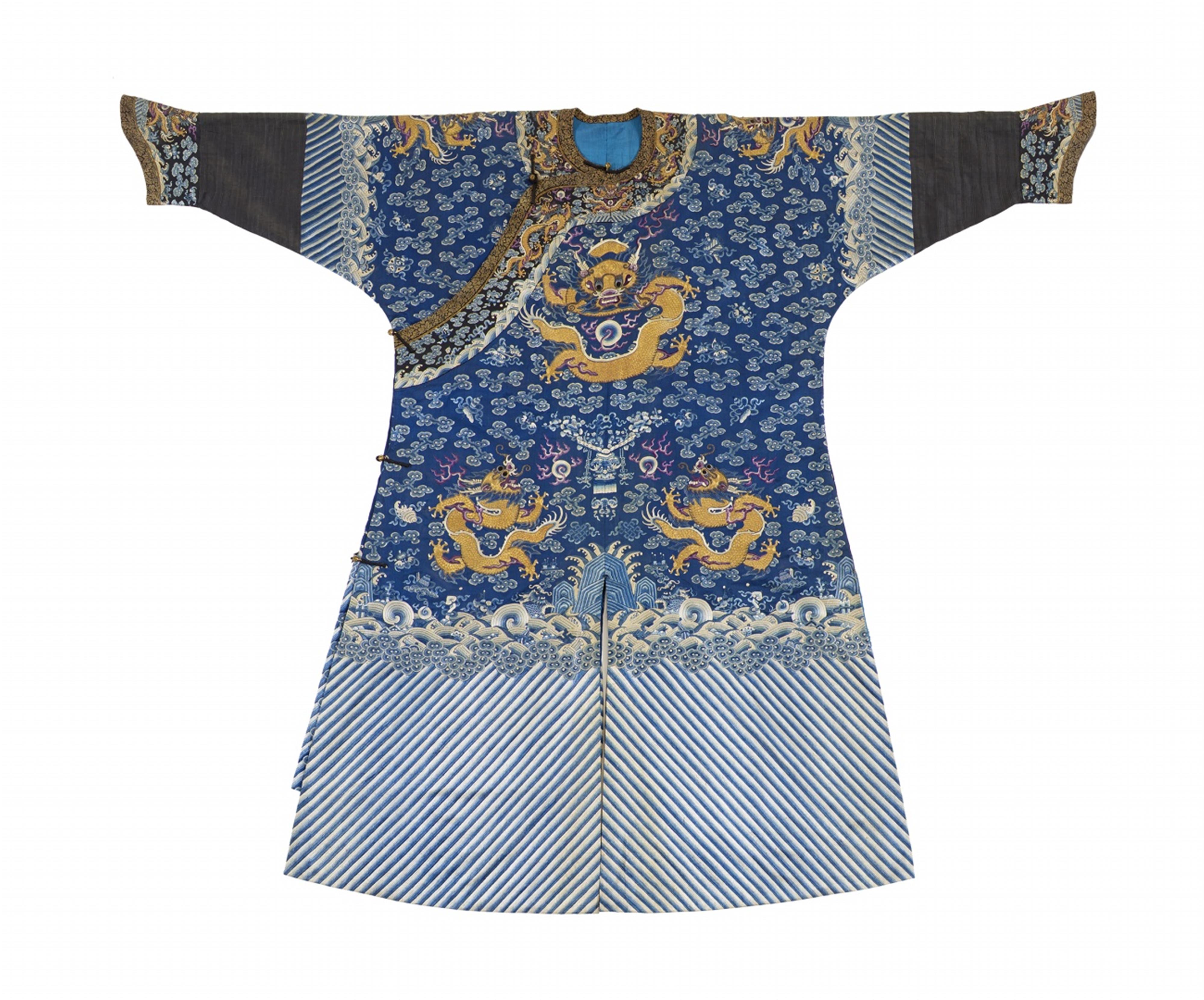 Neun-Drachen-Robe (jifu). Blauer Satin, bestickt. Spätes 19. Jh. - image-1