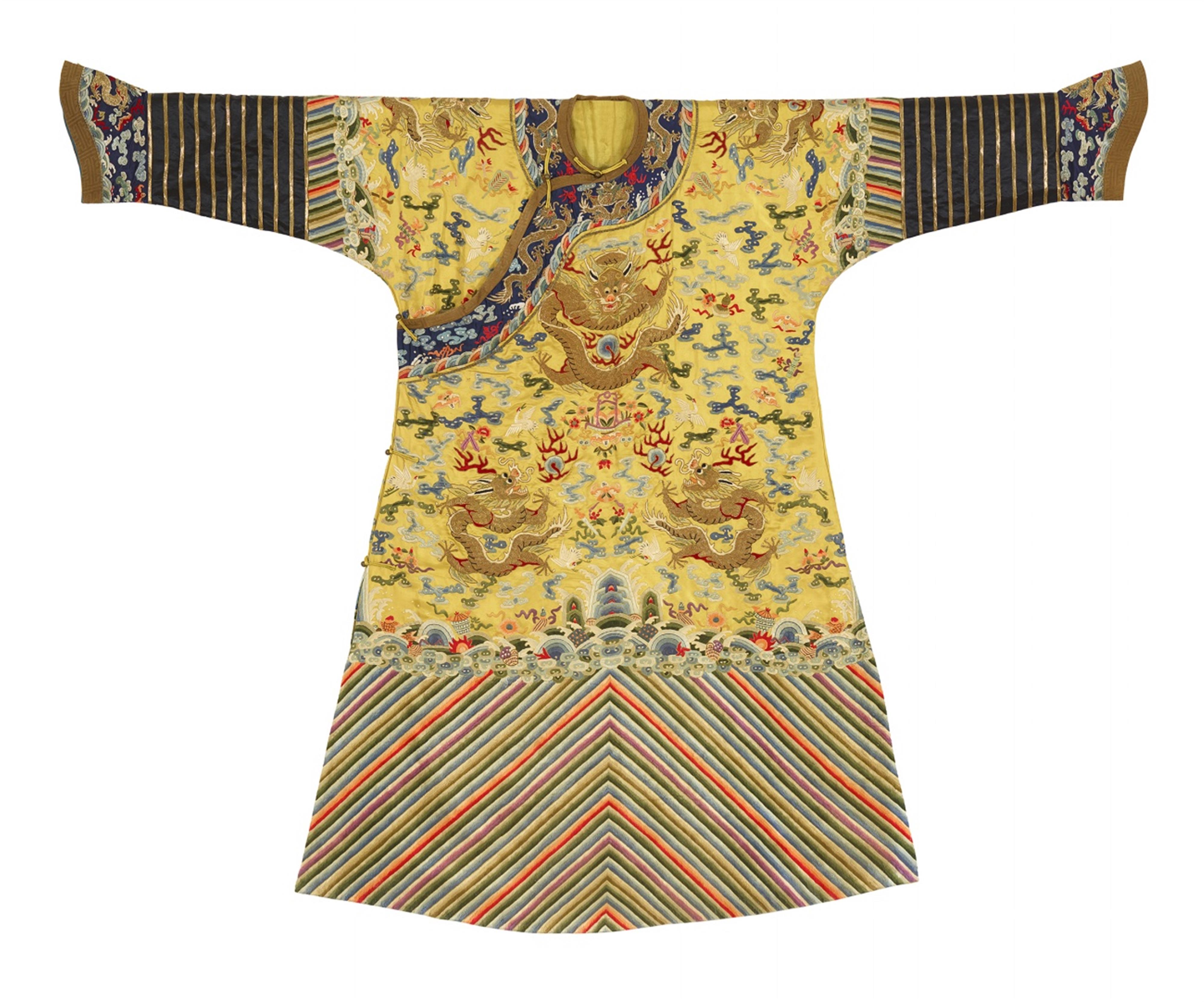 A yellow silk embroidered dragon robe (jifu). Late 19th century - image-2