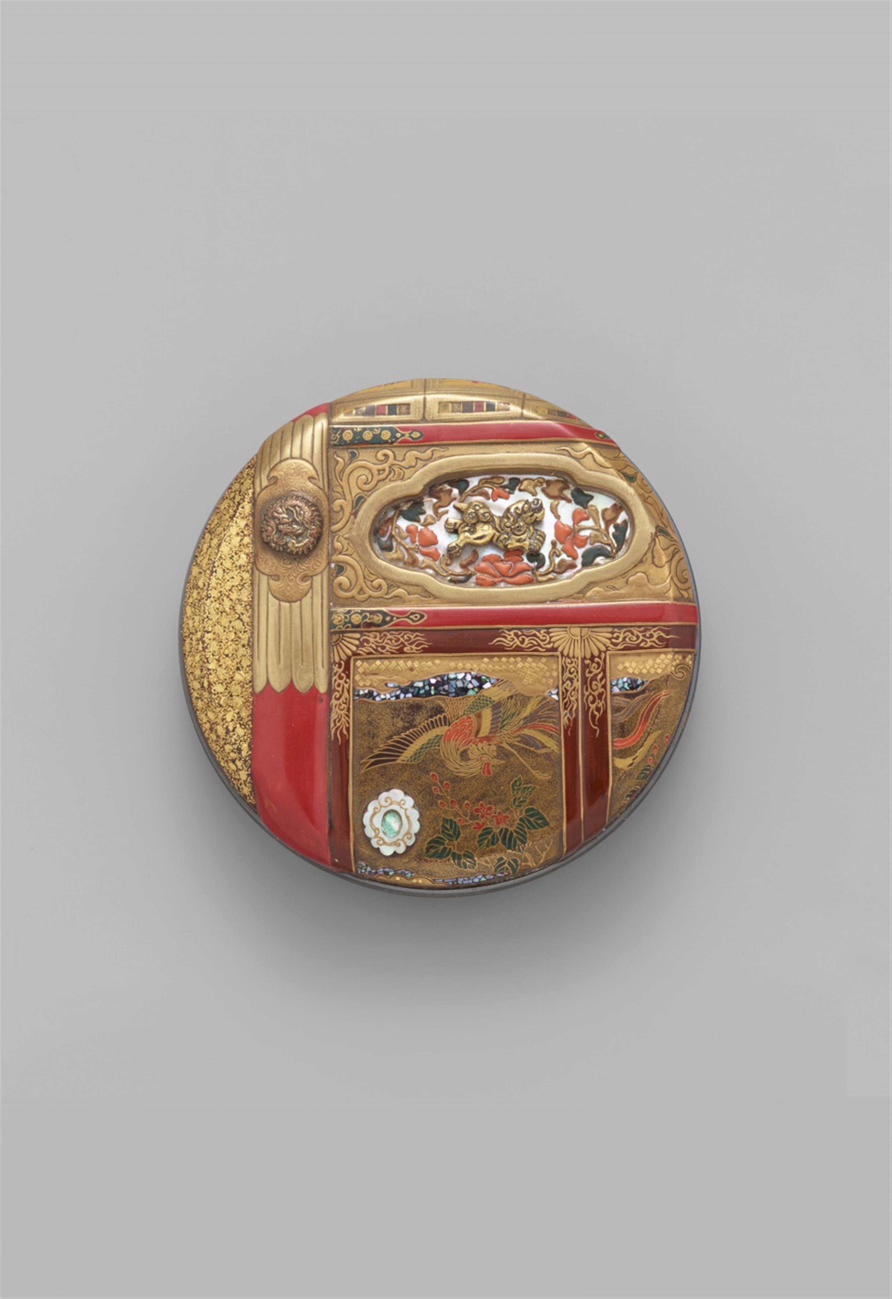 A small round lidded box for incense (kôgô). 19th century - image-1