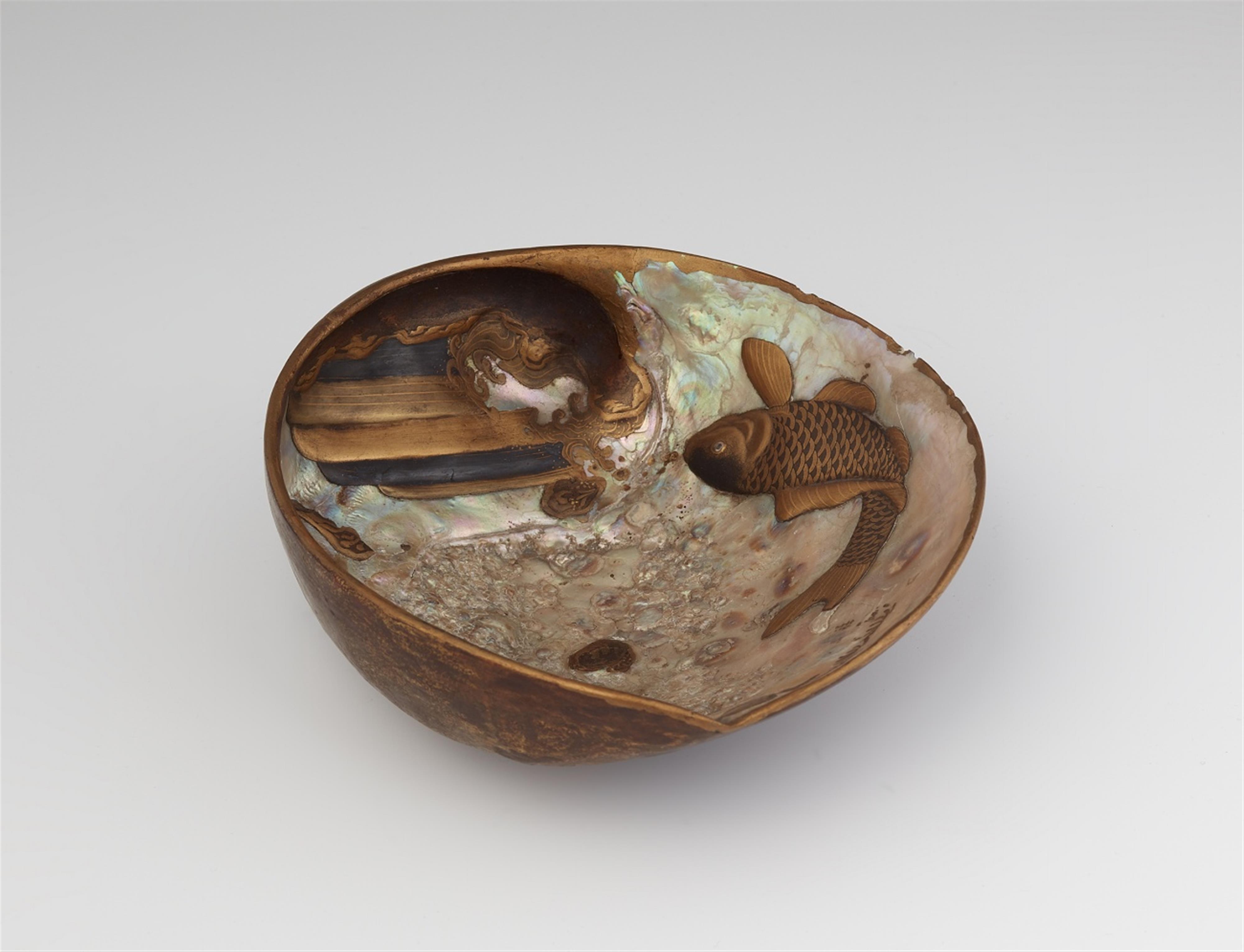 A lacquered awabi shell. 19th century - image-1