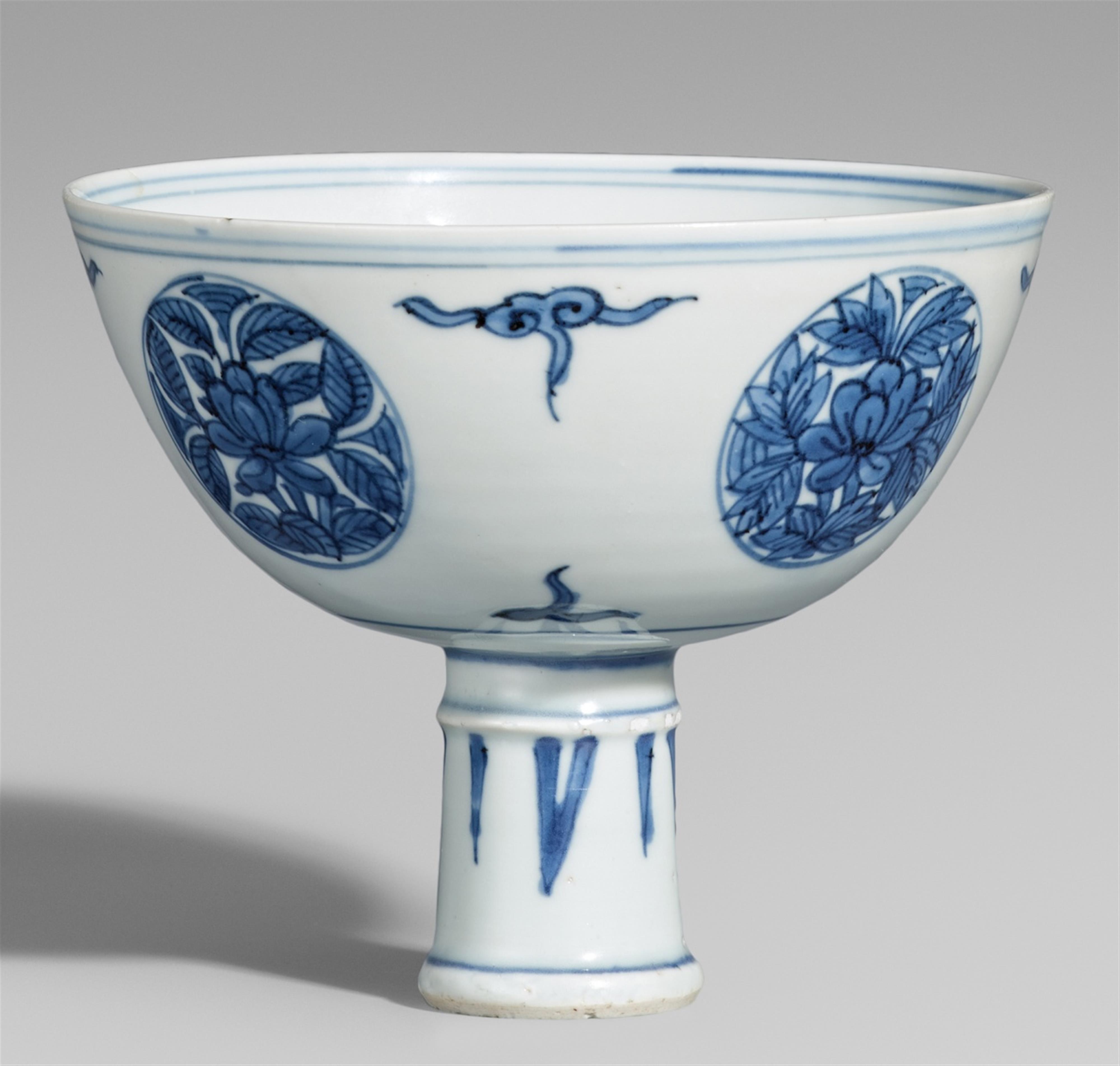A blue and white stem cup. Wanli period (1572-1620) - image-1