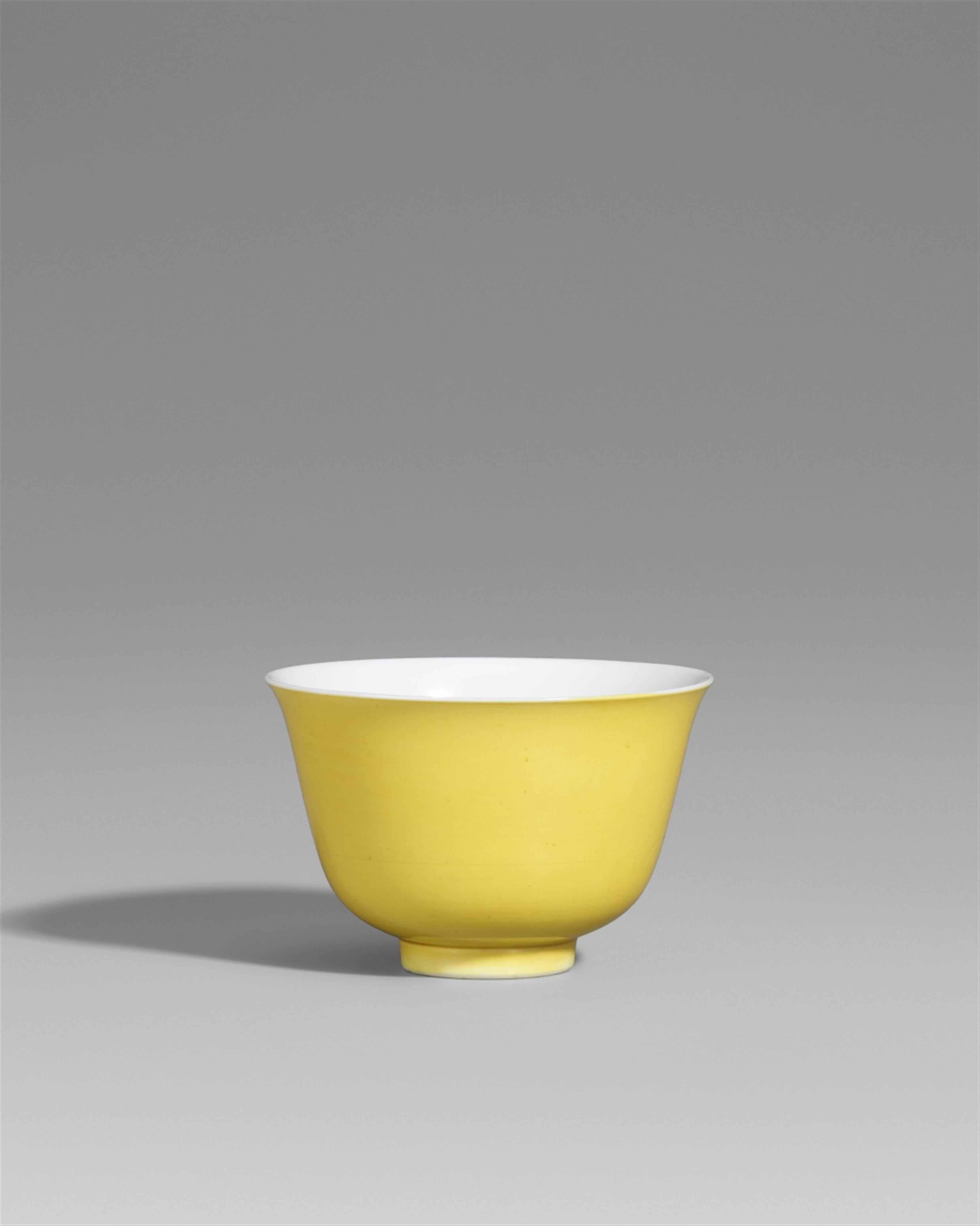 A fine yellow-glazed bowl. Yongzheng period (1722-1735) - image-1