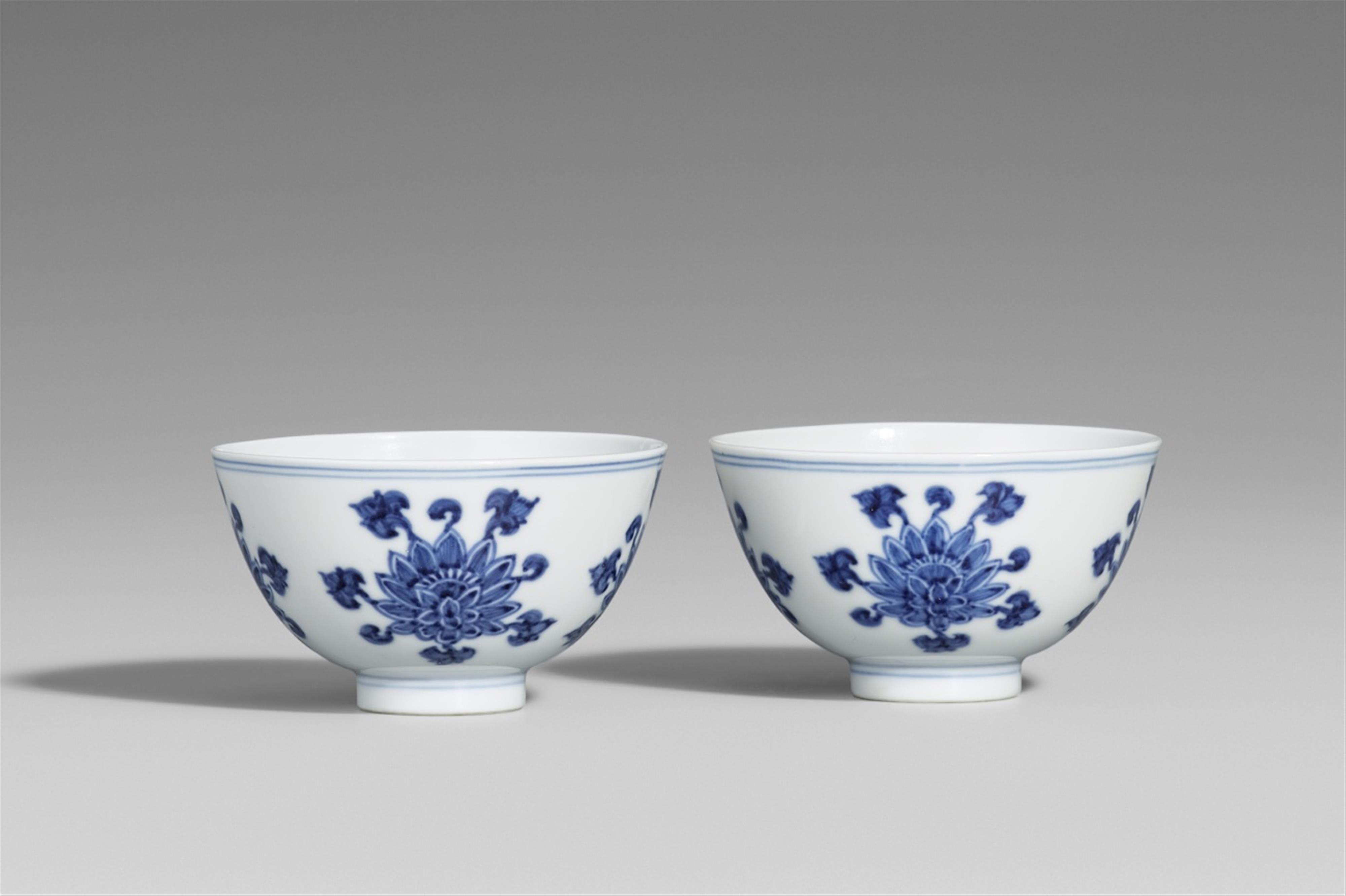 A pair of small blue and white bowls. 18th century - image-1