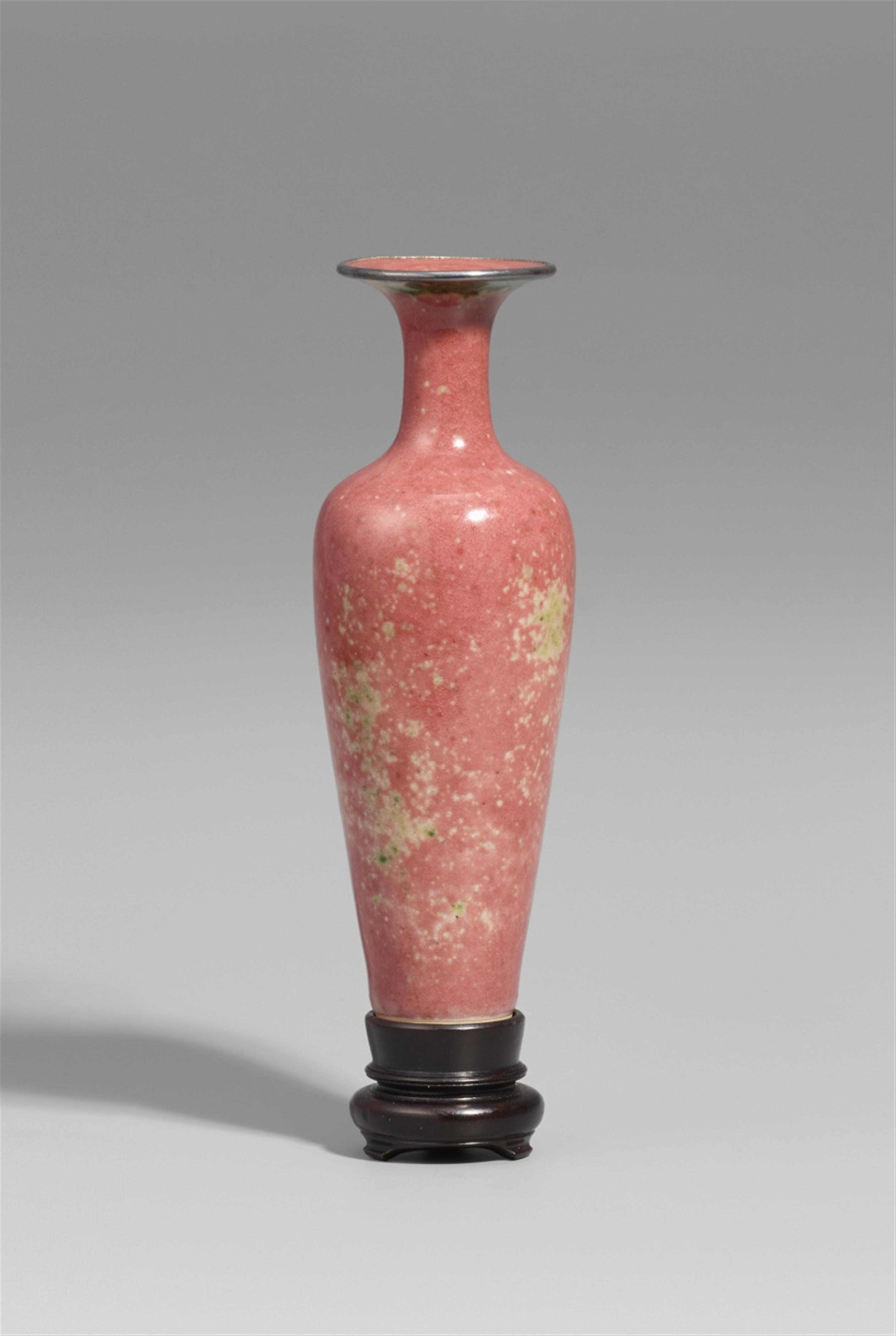 A peachbloom-glazed Guanyin vase. Kangxi period (1662-1722) - image-3