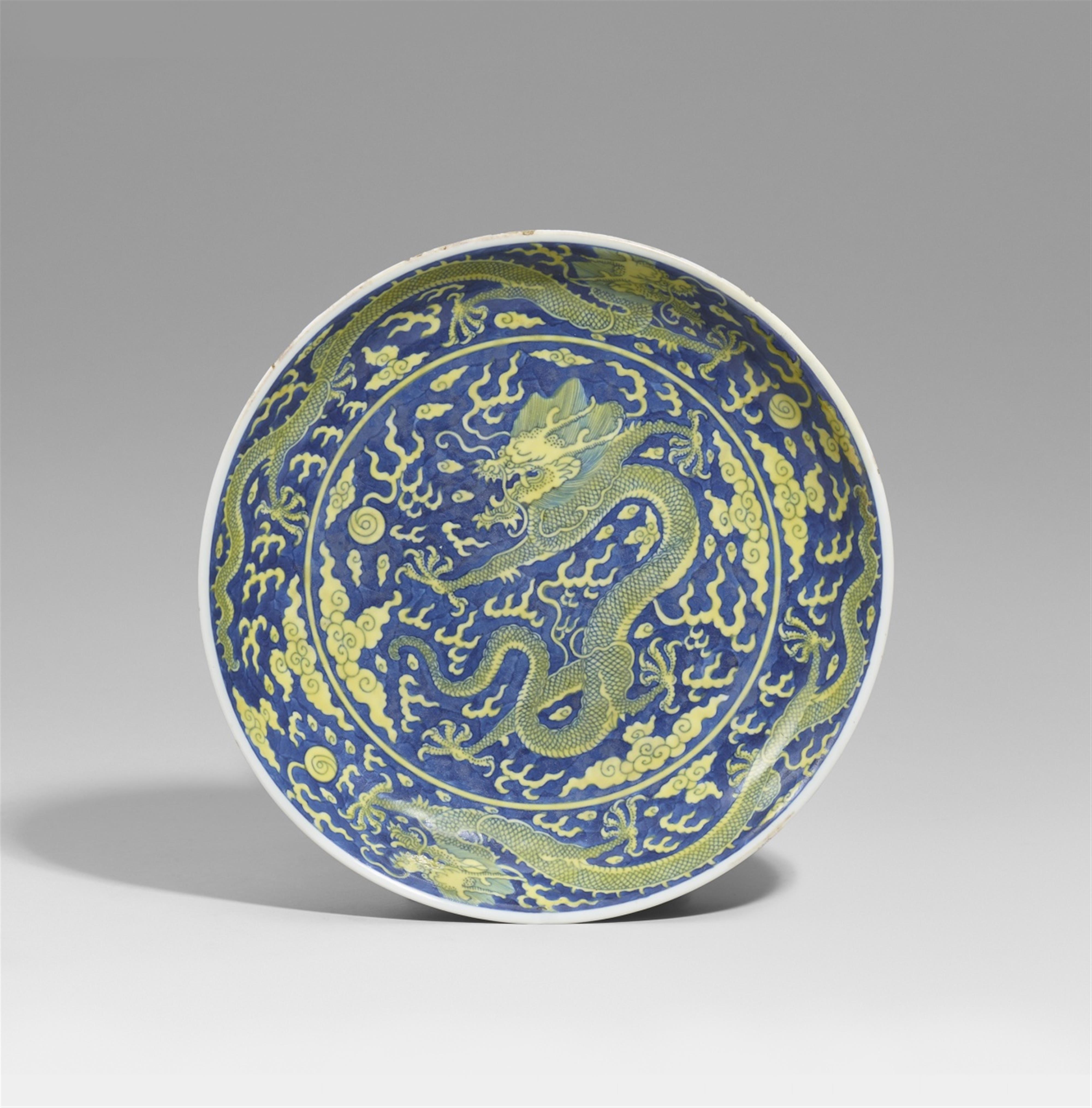 Blau-gelbe Drachenschale. Qianlong-Periode (1735-1796) - image-1