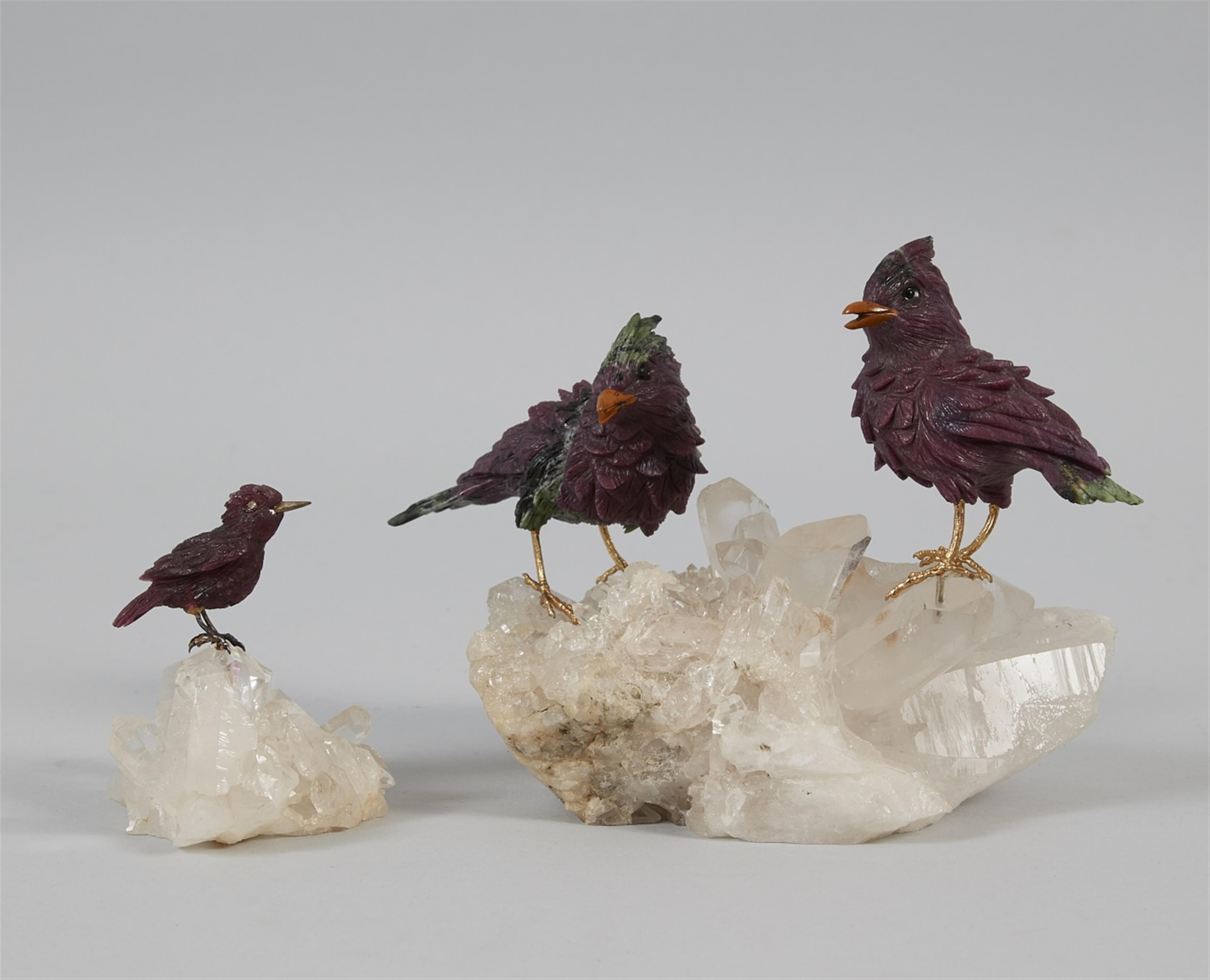 Gruppe Edelsteinvögel auf Bergkristallsockel - image-1