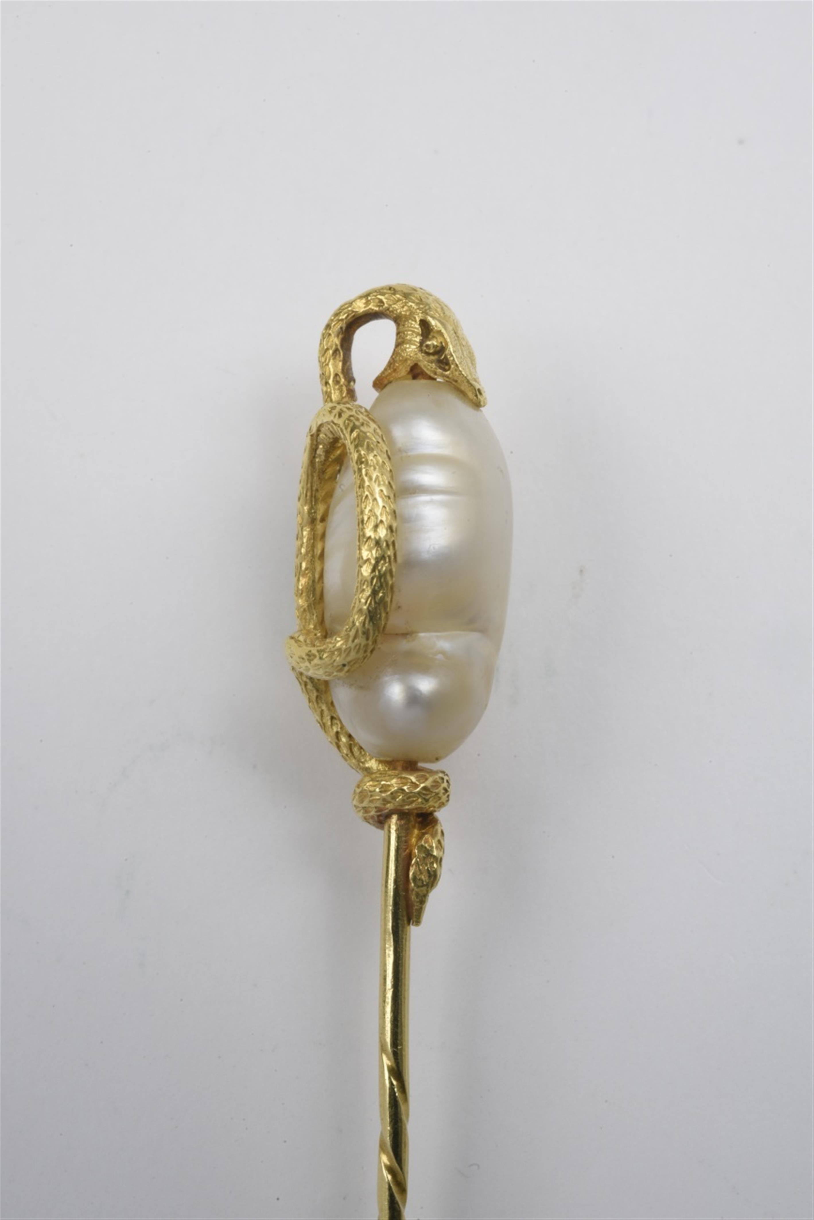 An 18k gold Art Nouveau pin with a natural pearl - image-1