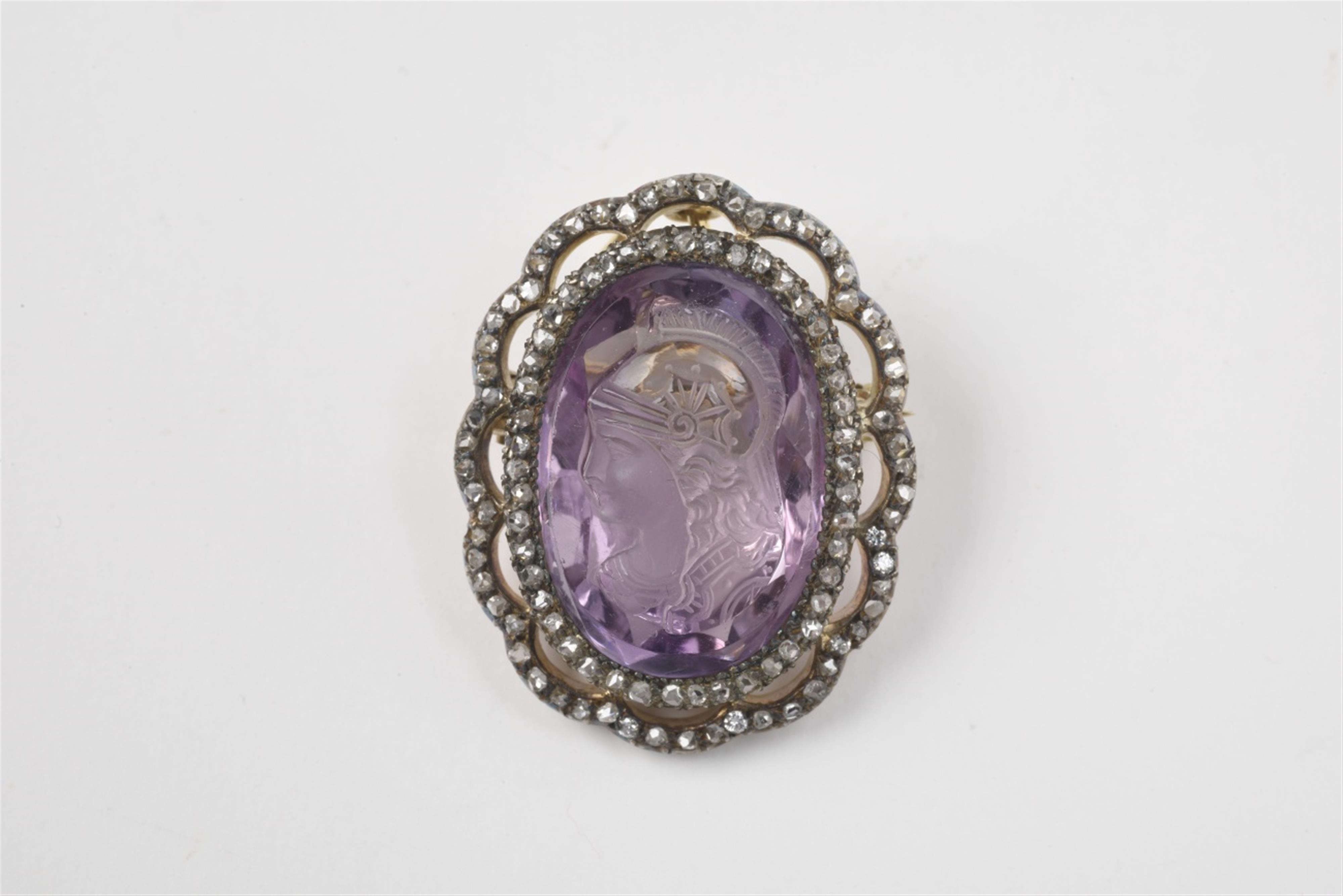 An 18 k gold and amethyst cameo brooch - image-1
