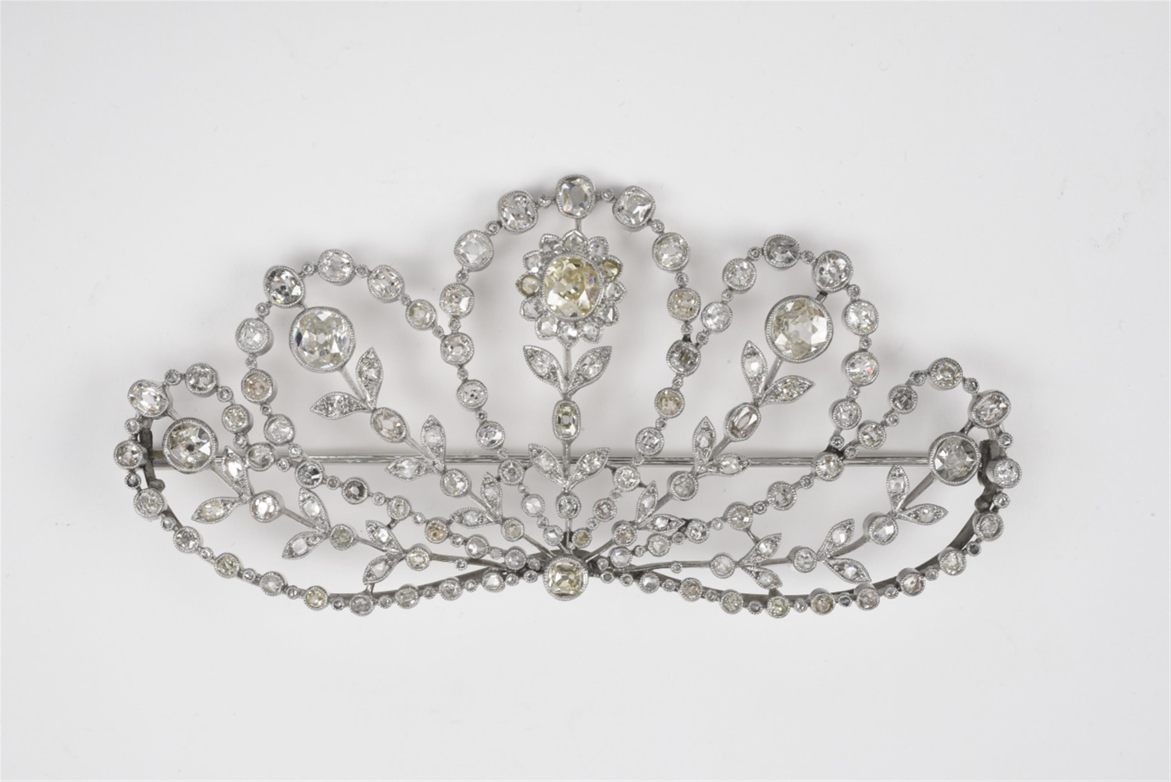 A large Belle Epoque platinum and diamond brooch - image-1