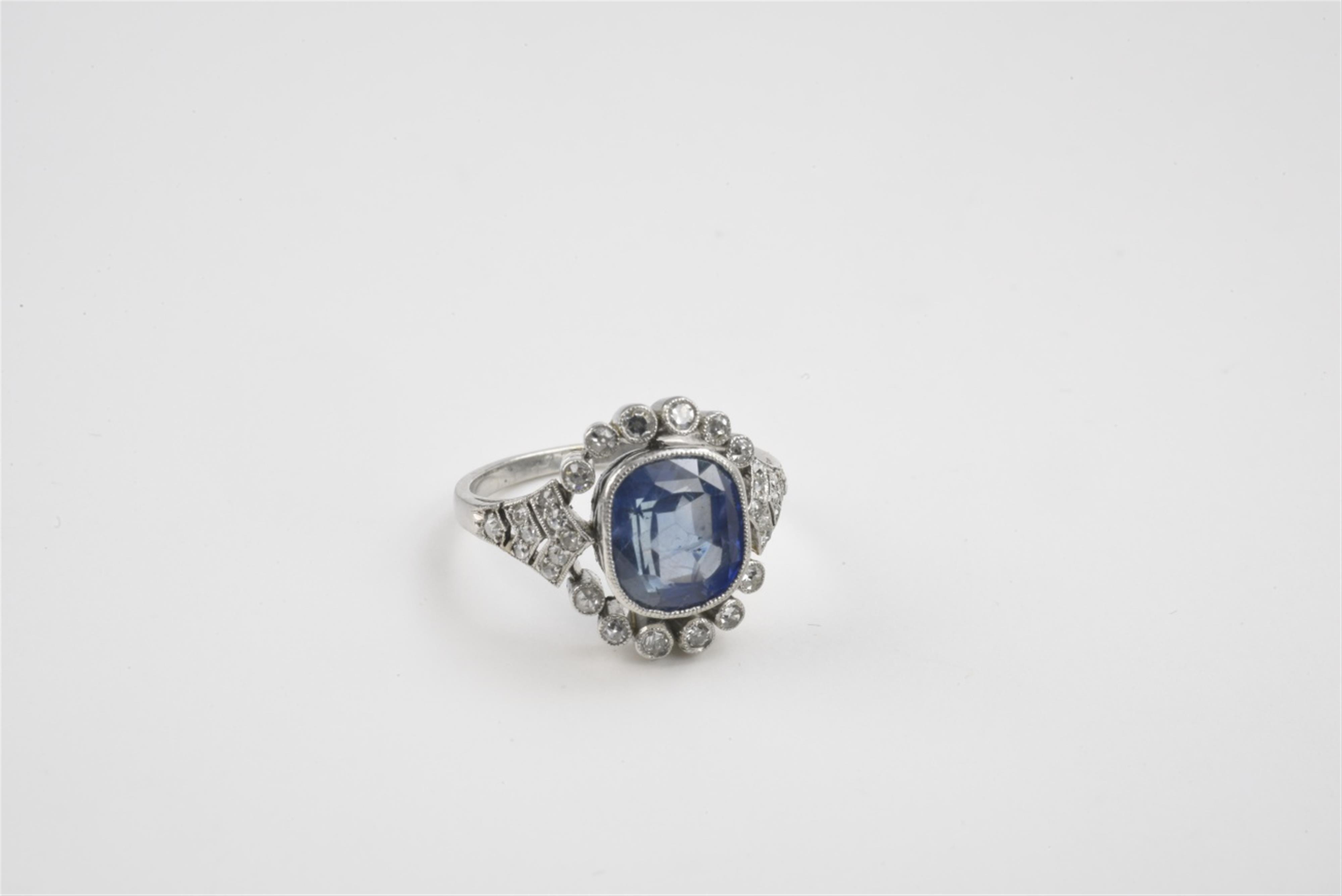 A Belle Epoque platinum and Ceylon sapphire ring - image-1