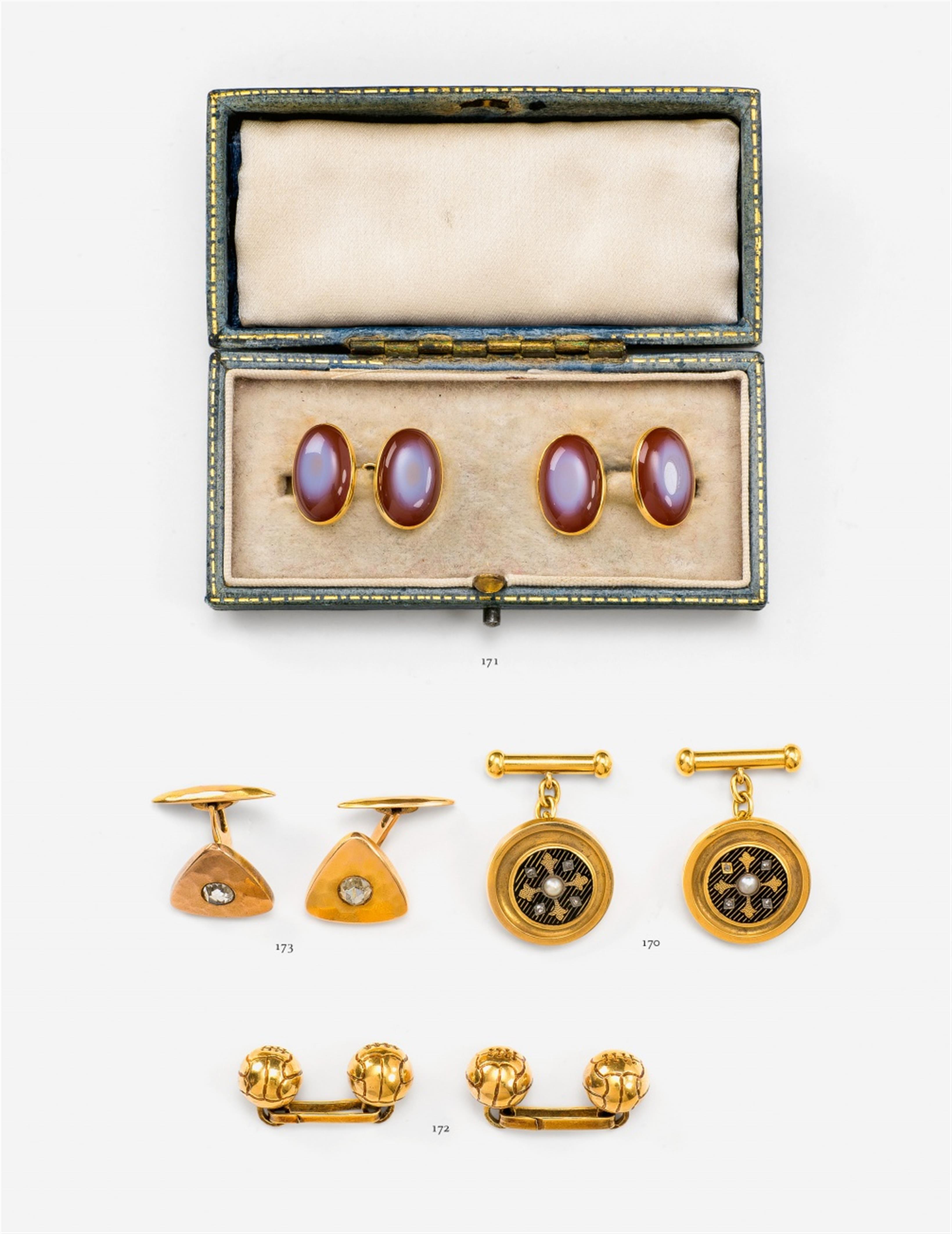 A pair of English 18k gold and carnelian cufflinks - image-1