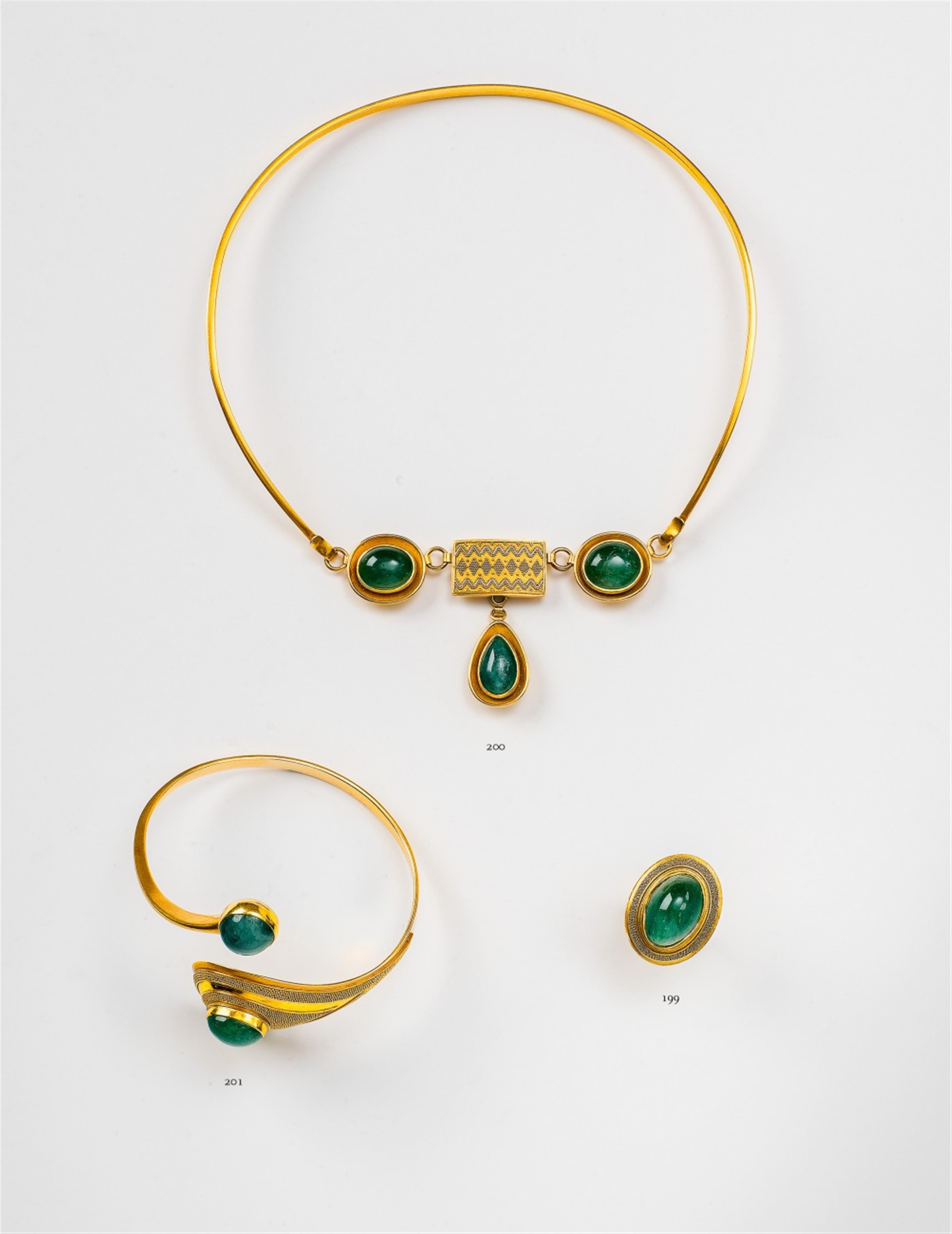 An 18k gold choker with an emerald pendant - image-1