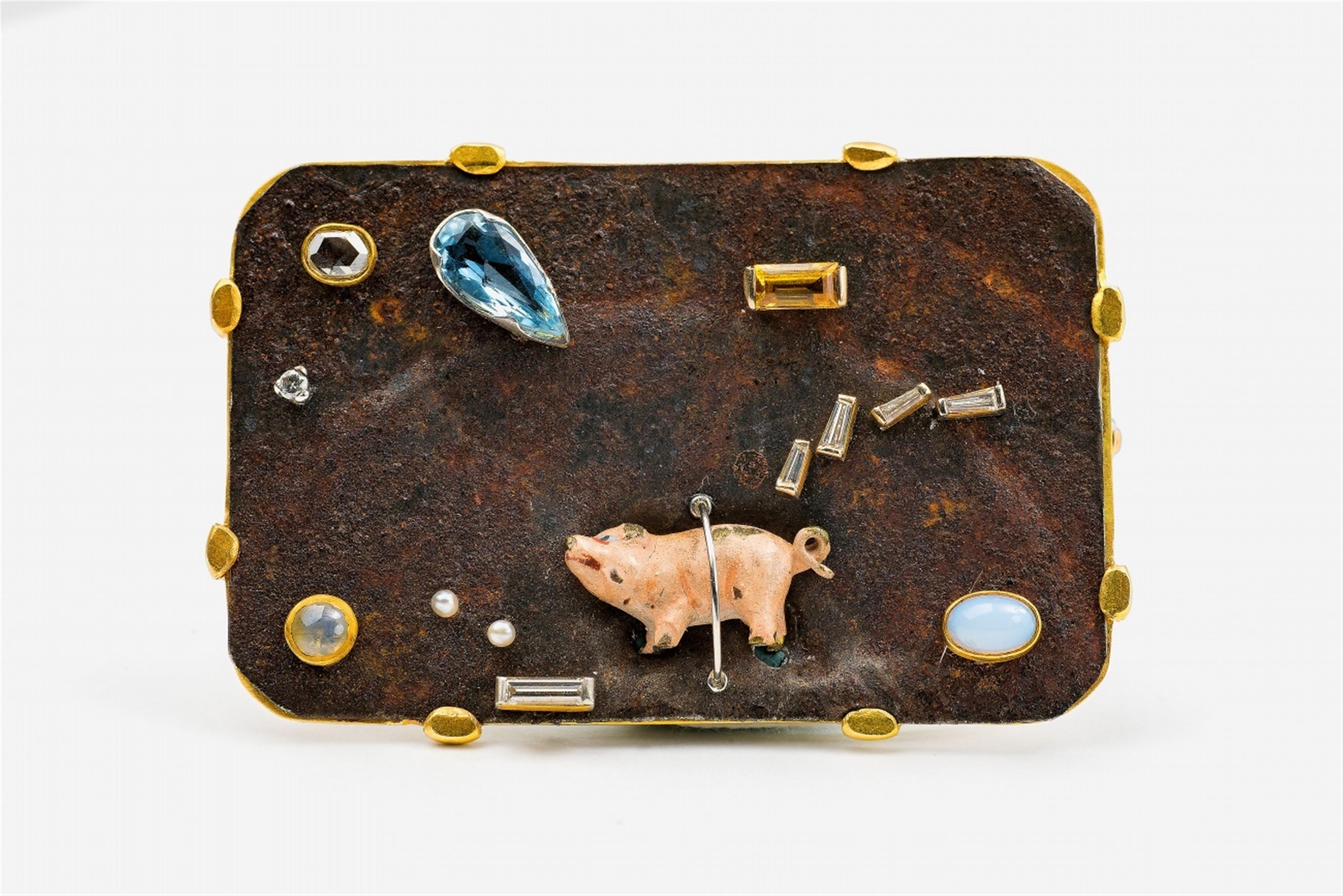 An 18k gold brooch with a "lucky pig" - image-1