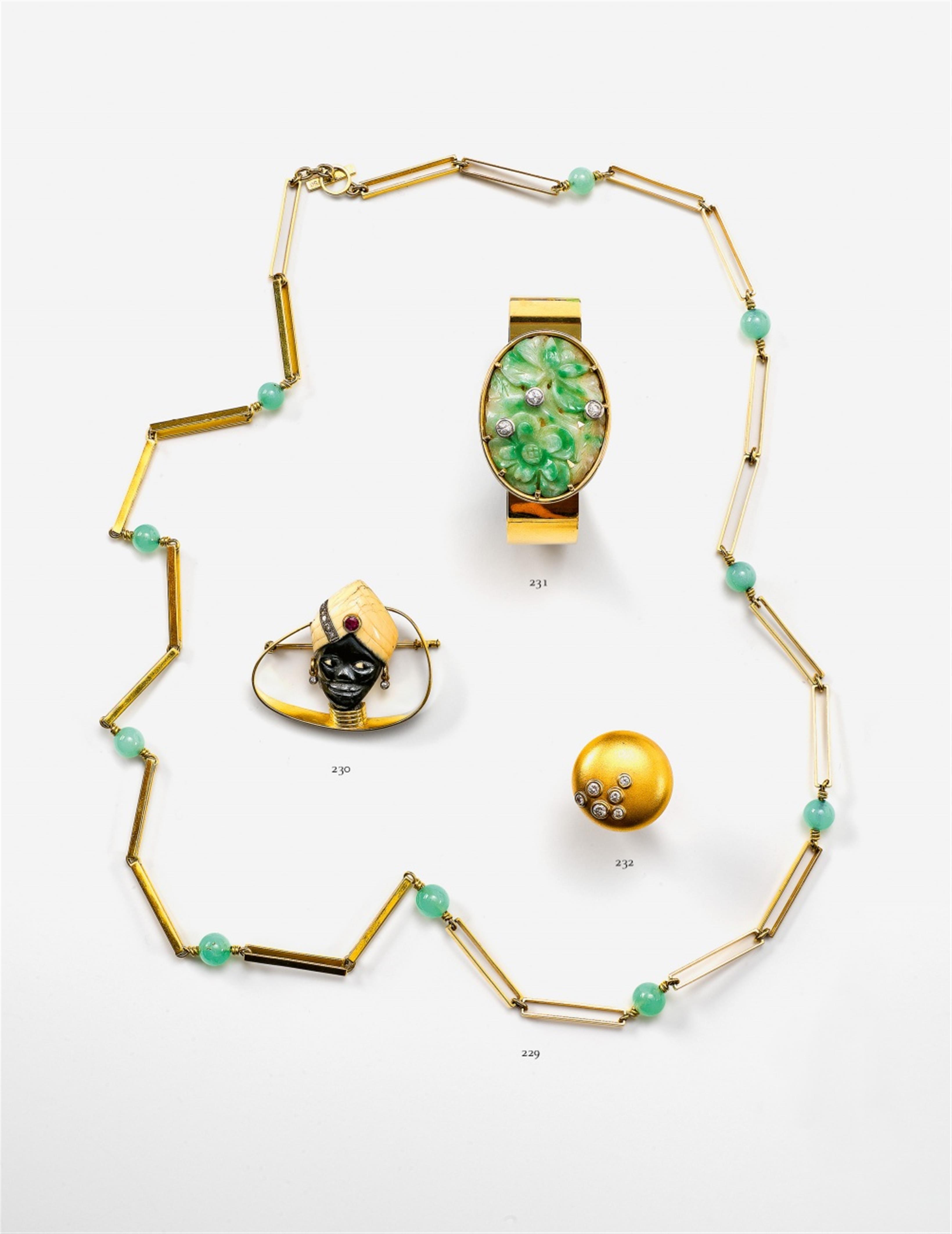 An 18k gold and chrysoprase necklace - image-1