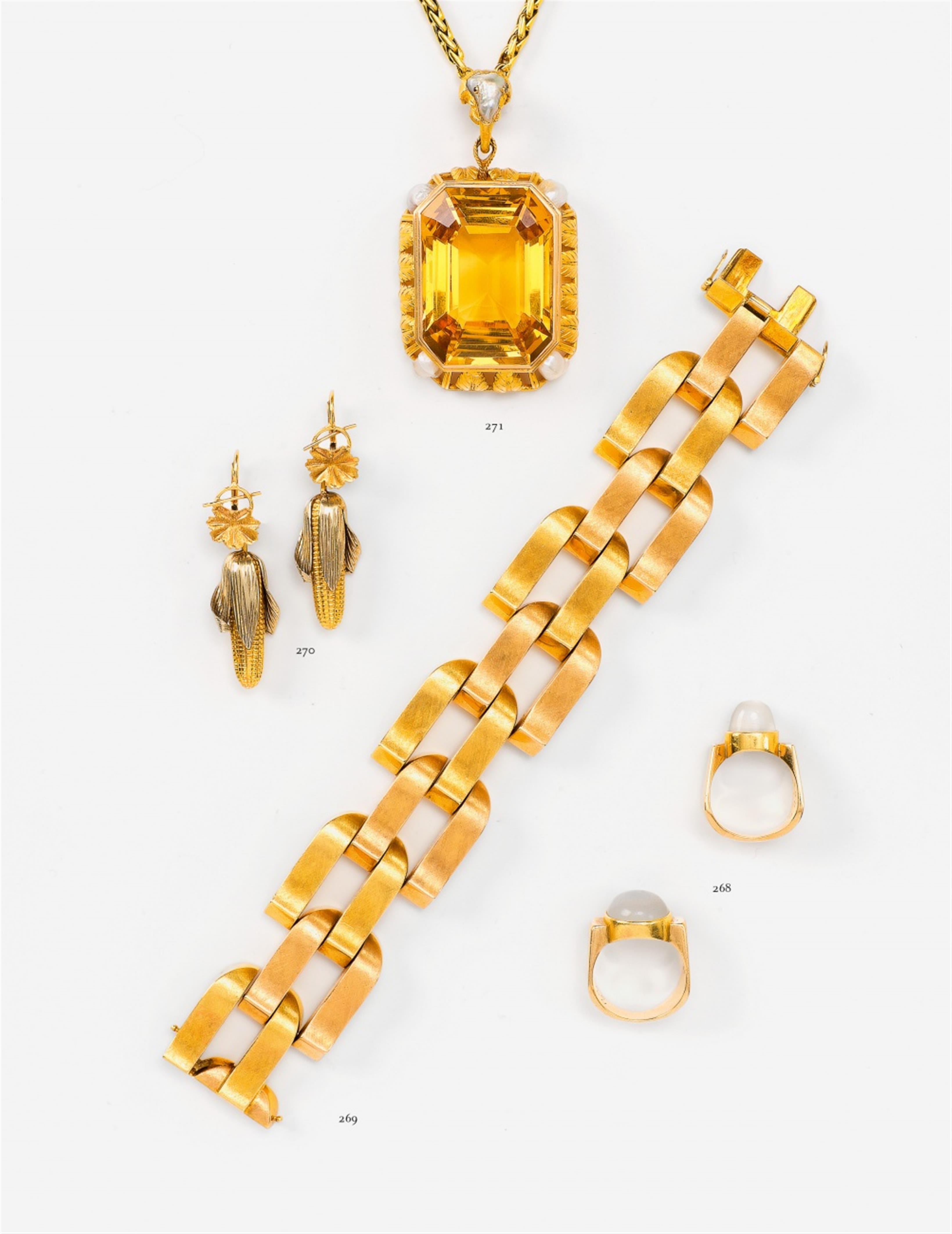 An 18k gold chain bracelet - image-1