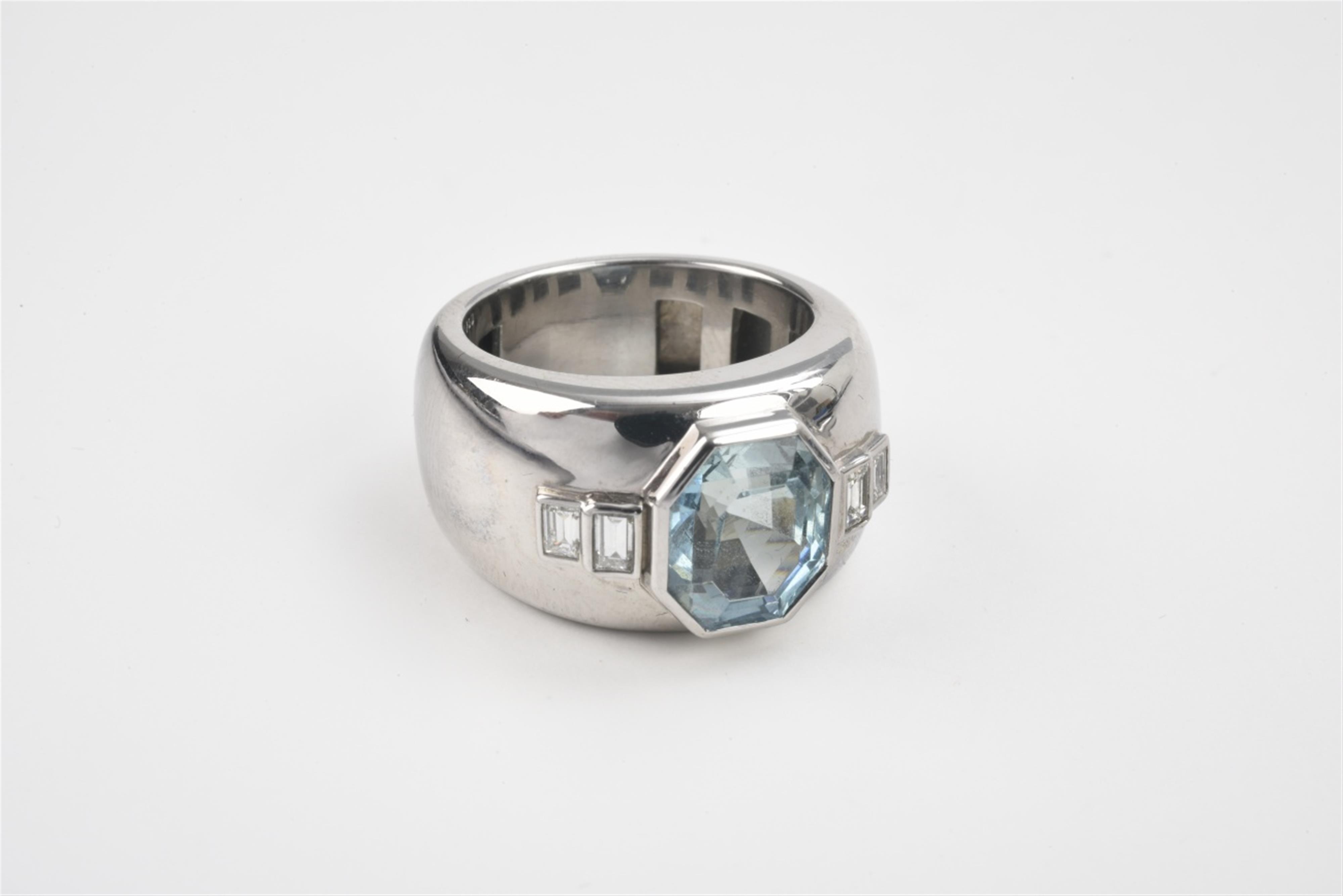 An 18k white gold and aquamarine ring - image-1
