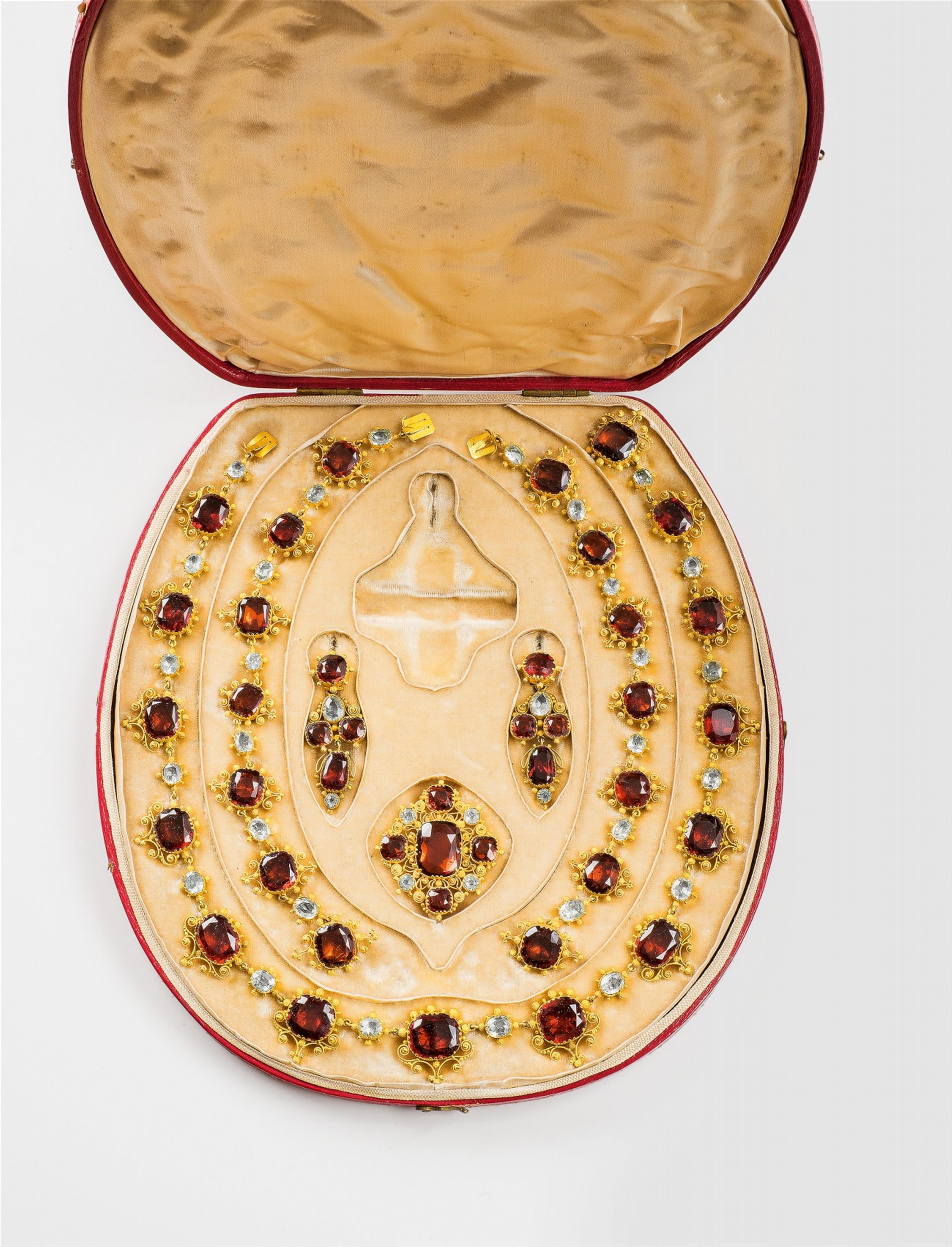 A Georgian 18k gold garnet and topaz Cannetille garniture - image-1