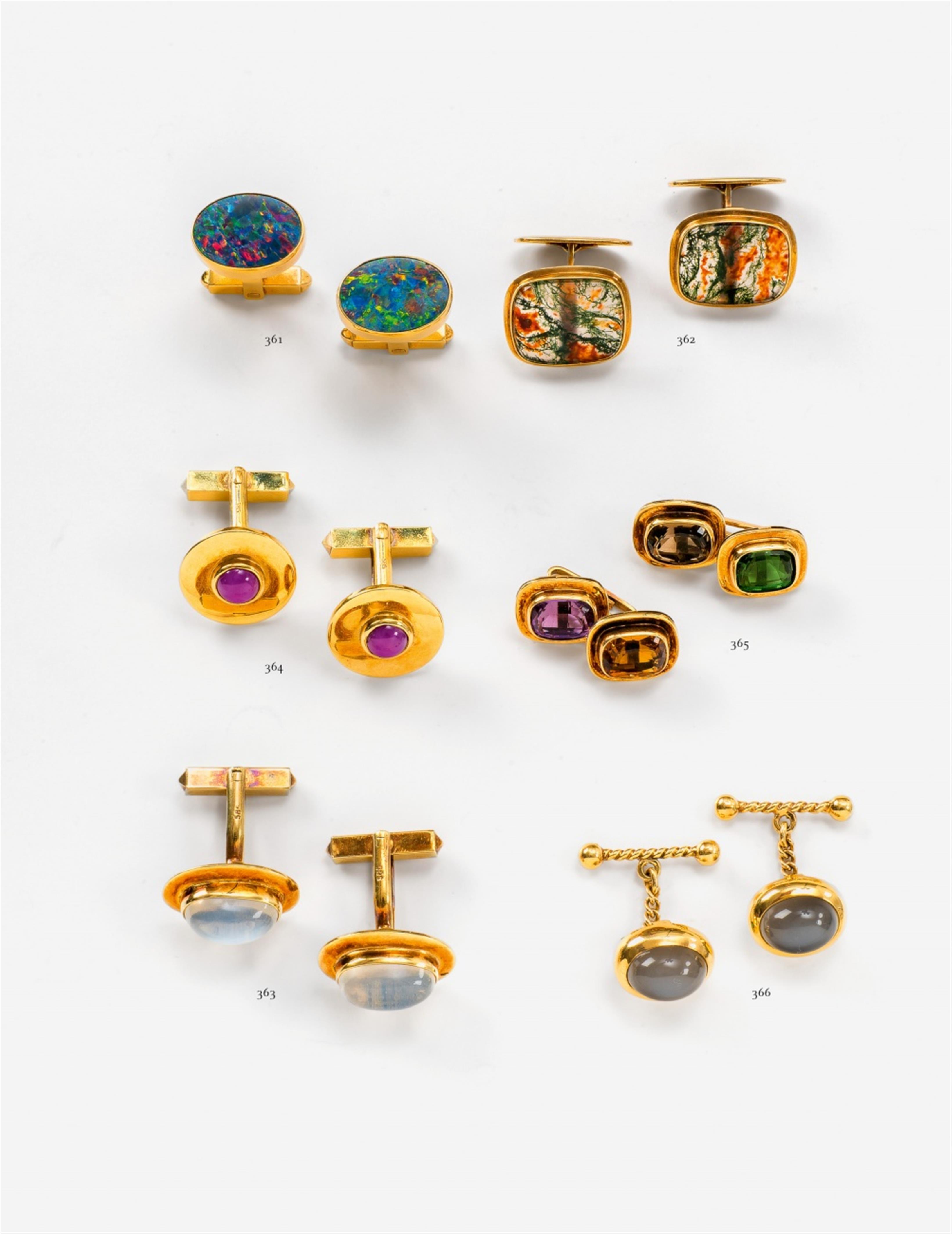 A pair of 14k gold and agate cuff links - image-1