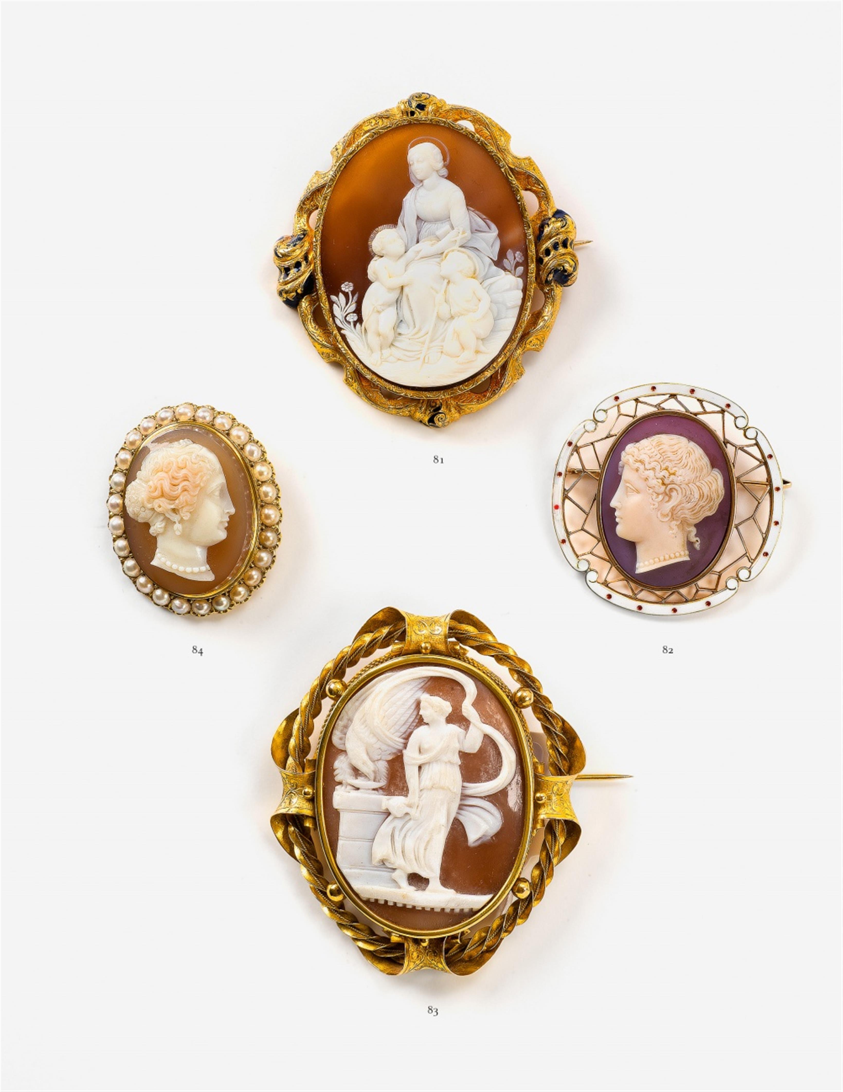 A 14k gold and agate cameo brooch - image-1