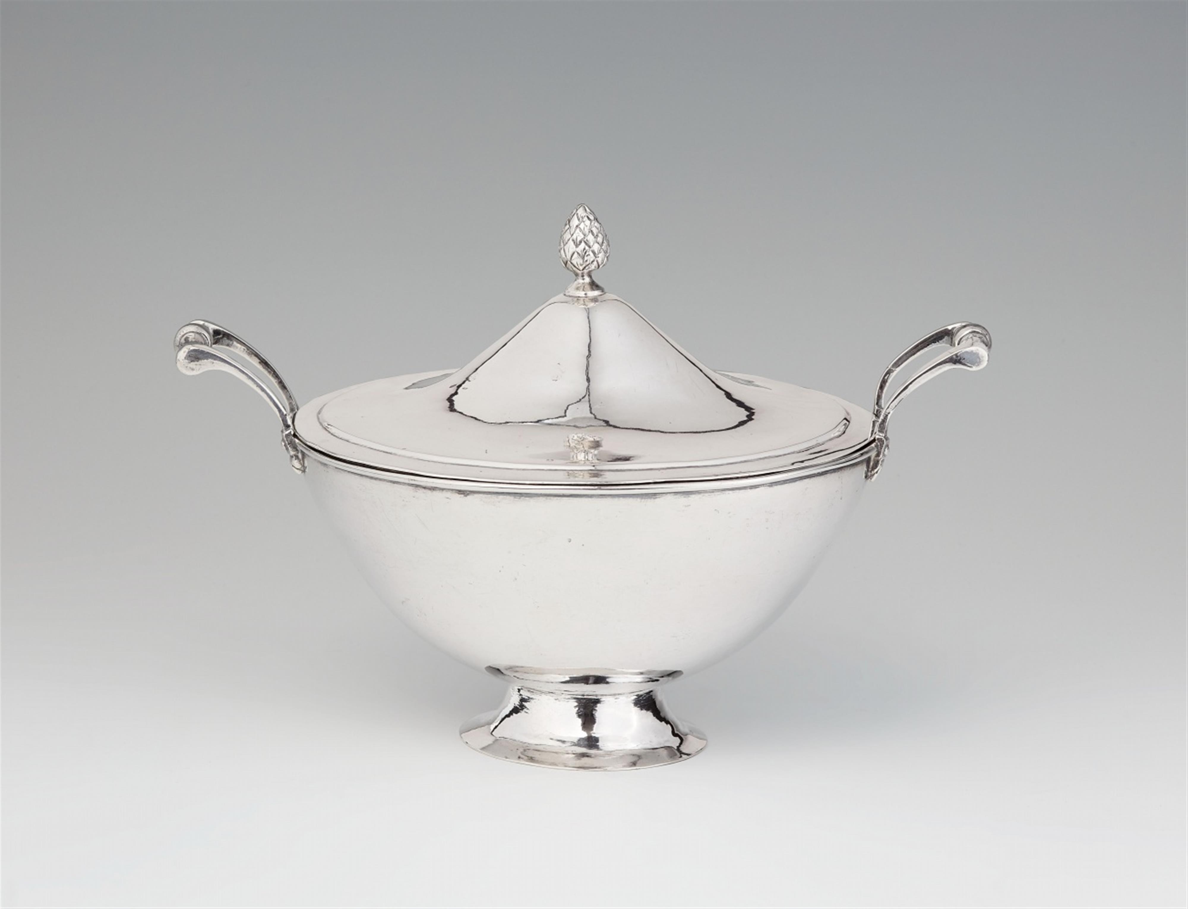 A small Augsburg silver tureen - image-1
