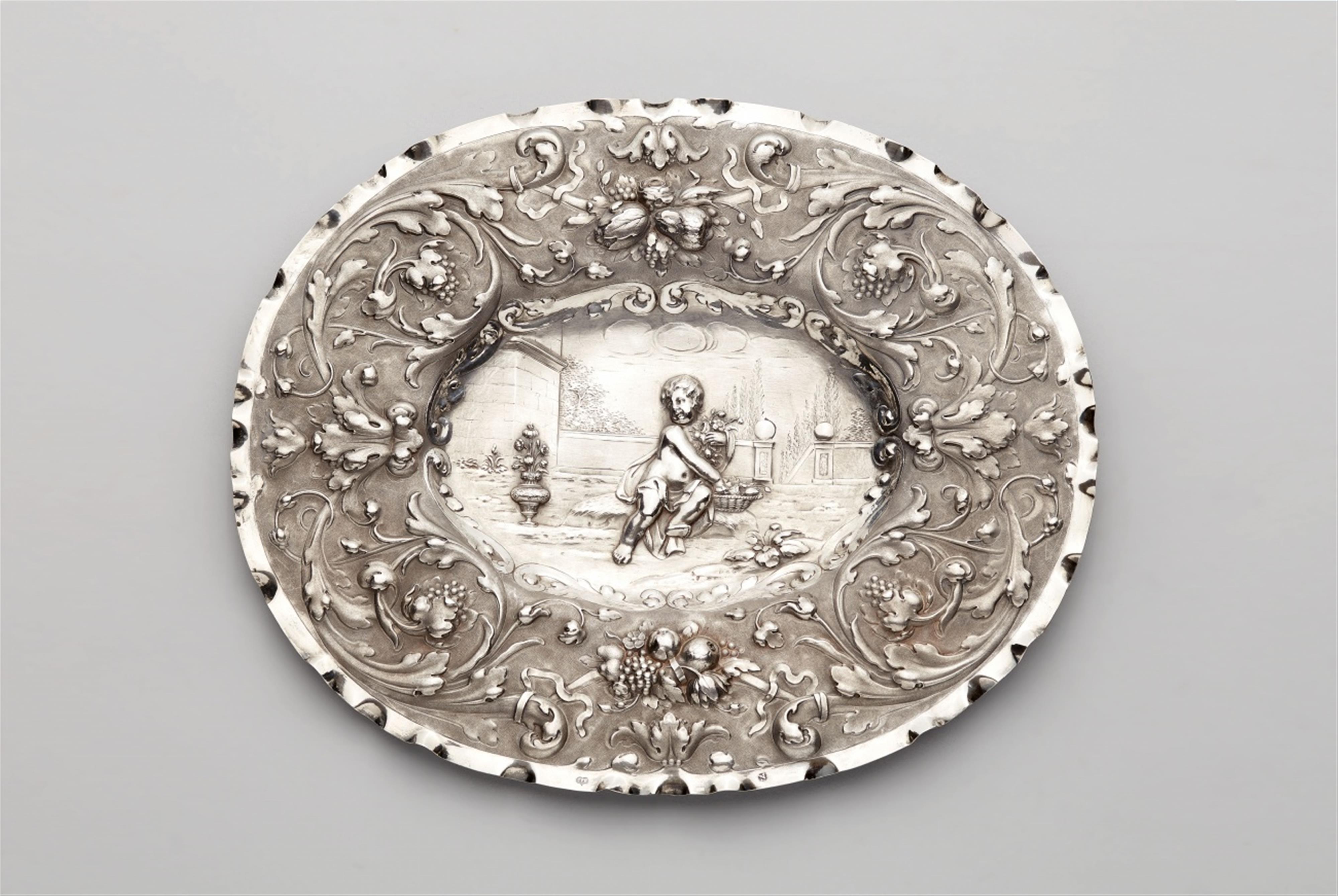 A Nuremberg silver sideboard dish - image-1