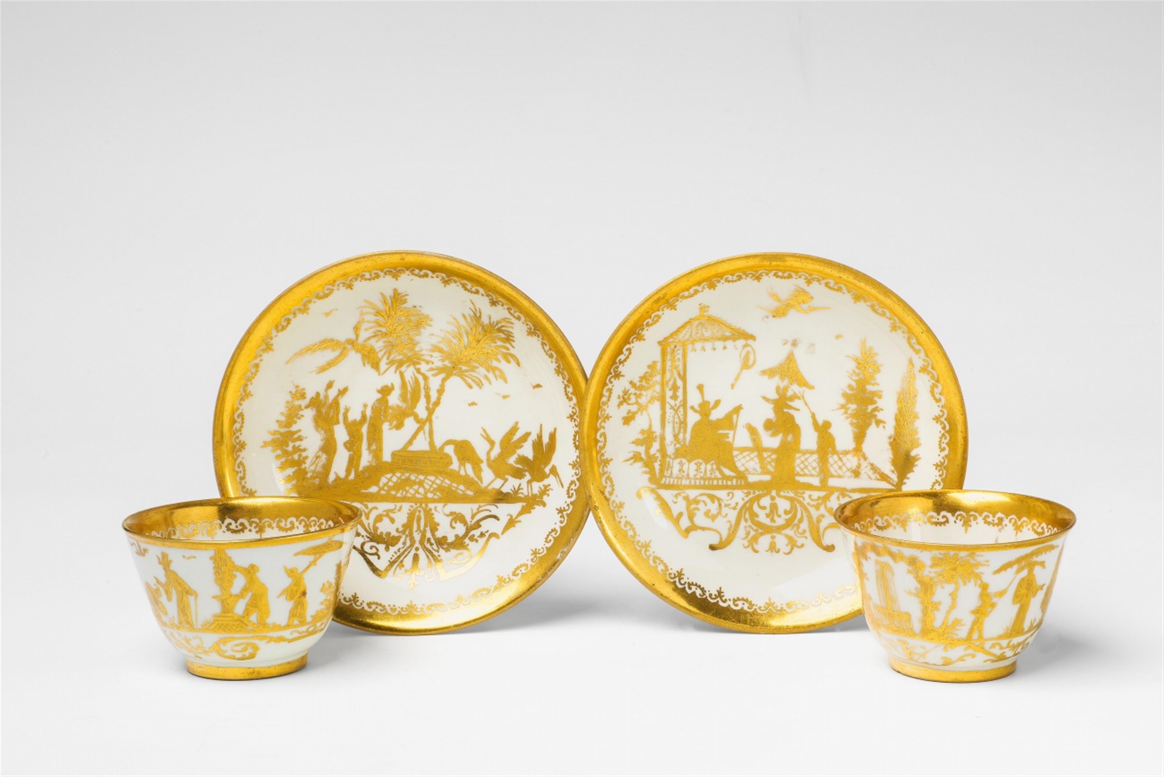 A pair of Meissen porcelain tea bowls with Augsburg chinoiseries - image-1