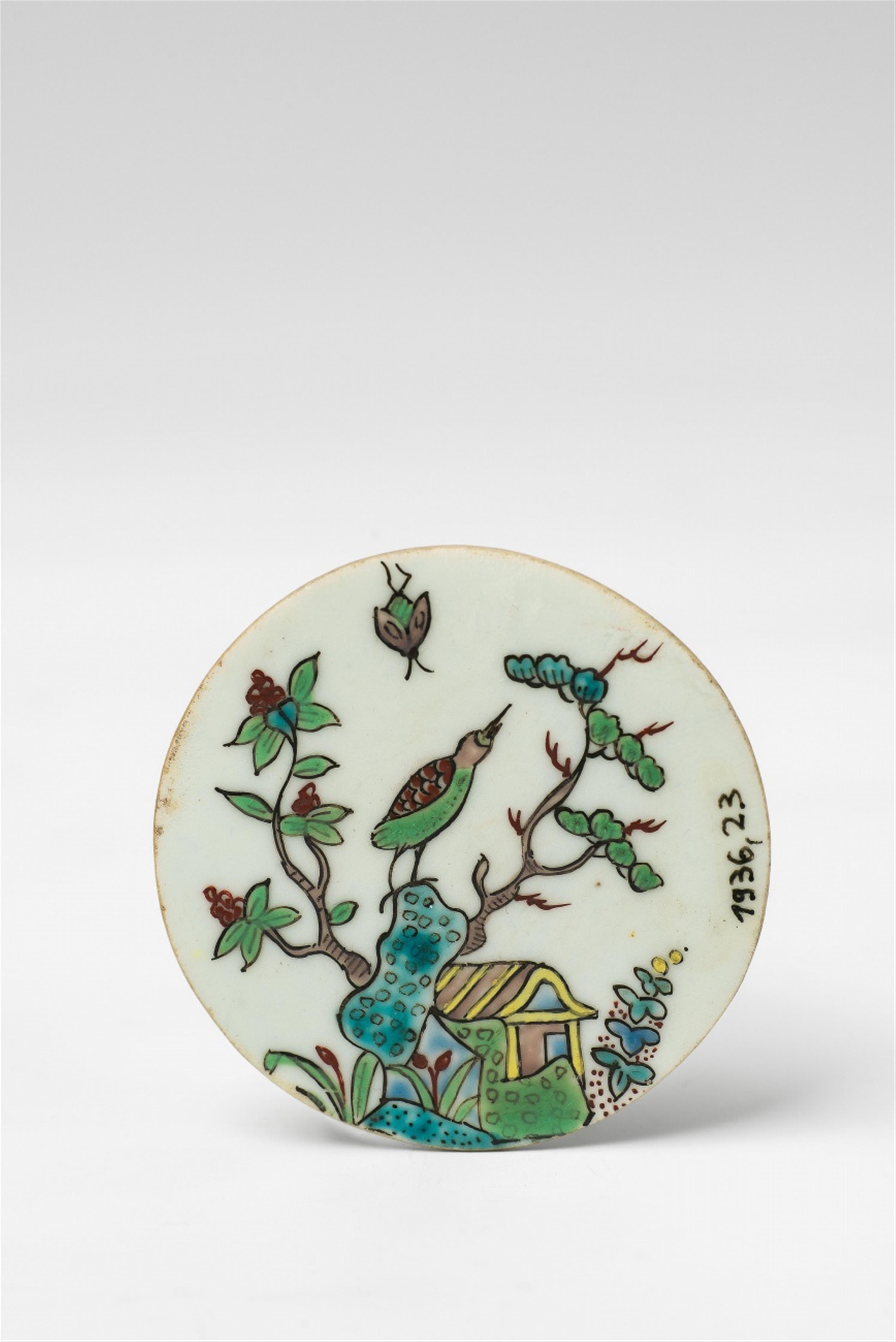 A round porcelain box lid with famille-verte decor - image-2
