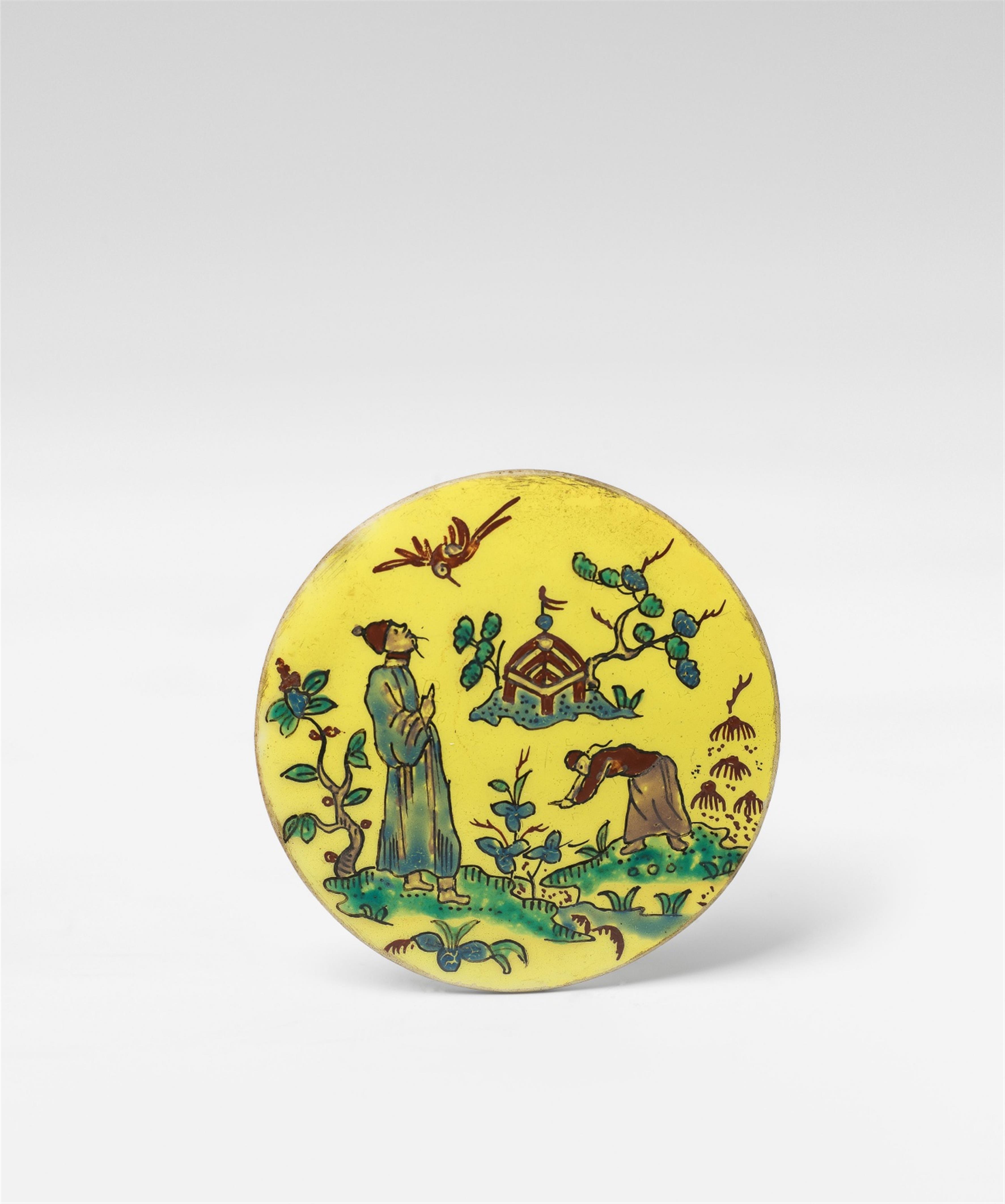 A round porcelain box lid with famille-verte decor - image-1