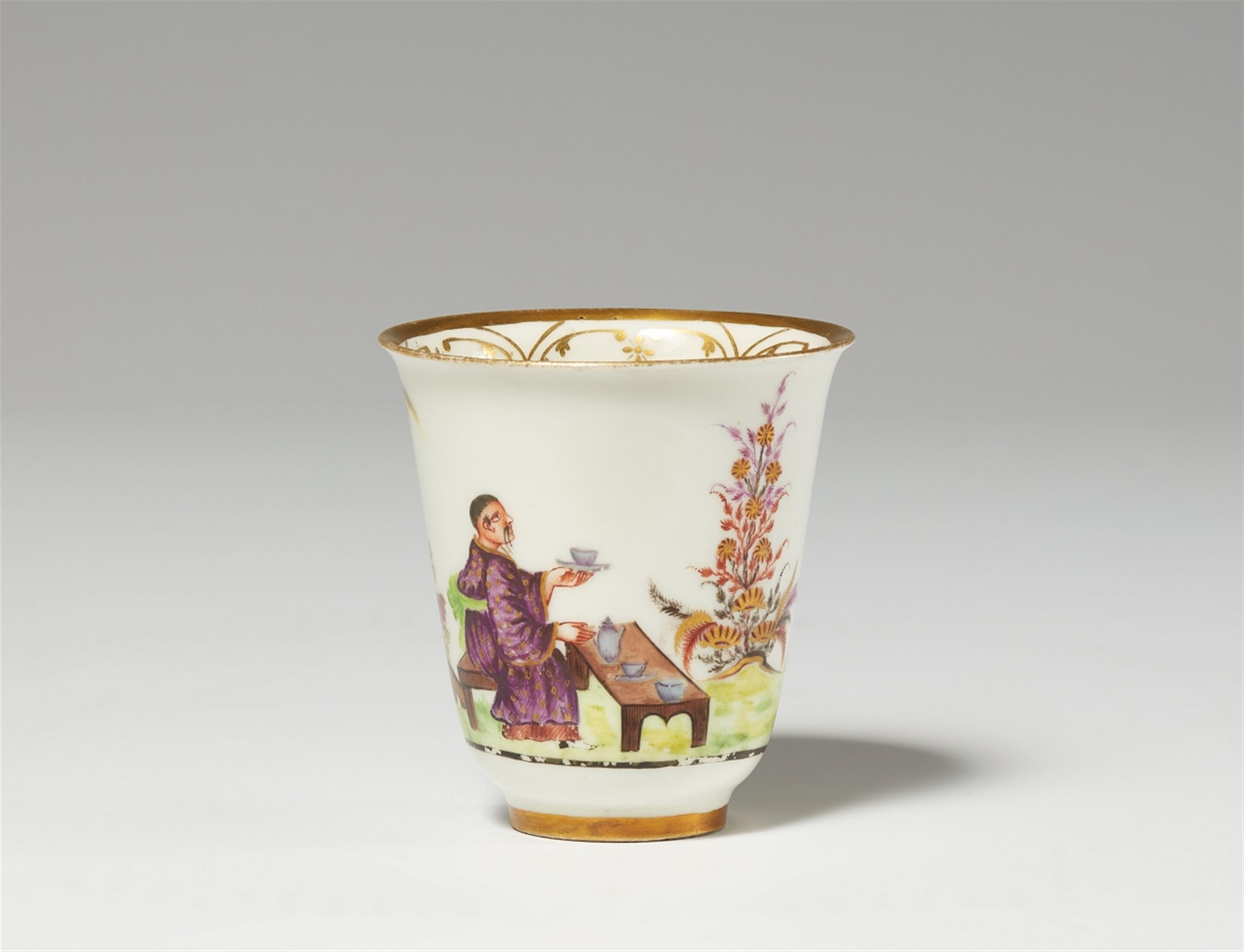 A Meissen porcelain beaker with chinoiserie decor - image-1