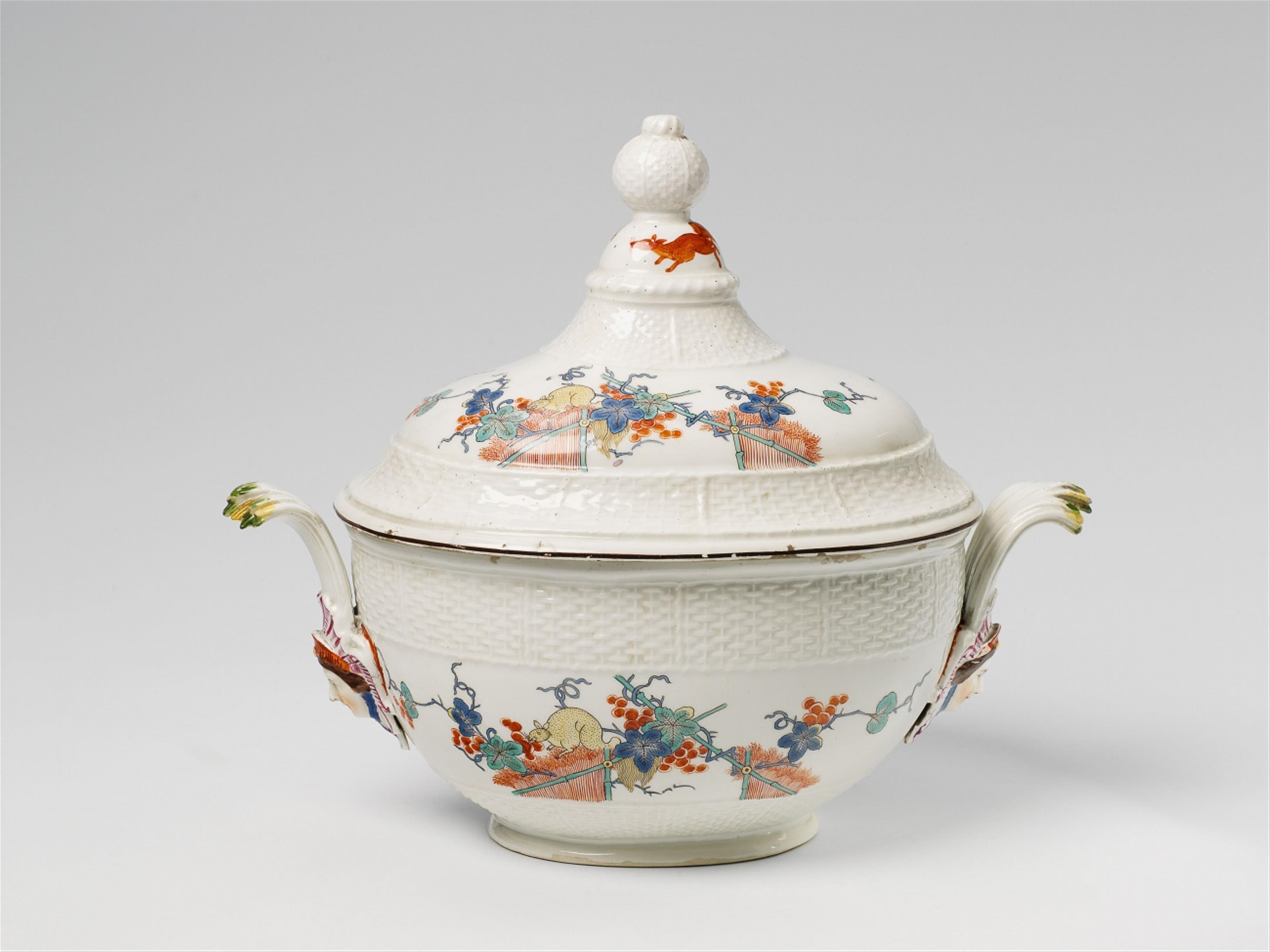 A Meissen porcelain tureen with "flying squirrel" decor - image-1