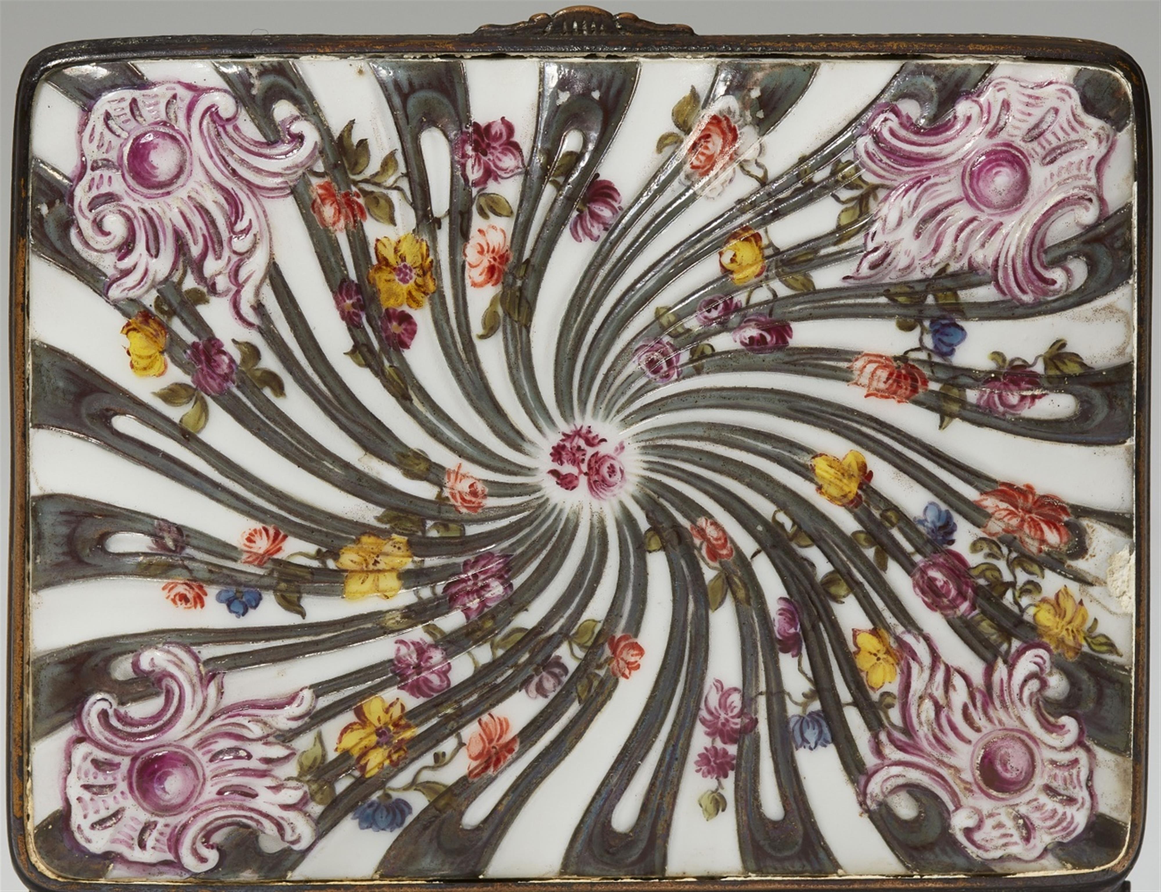 A Meissen porcelain snuff box with ornamental decor - image-3